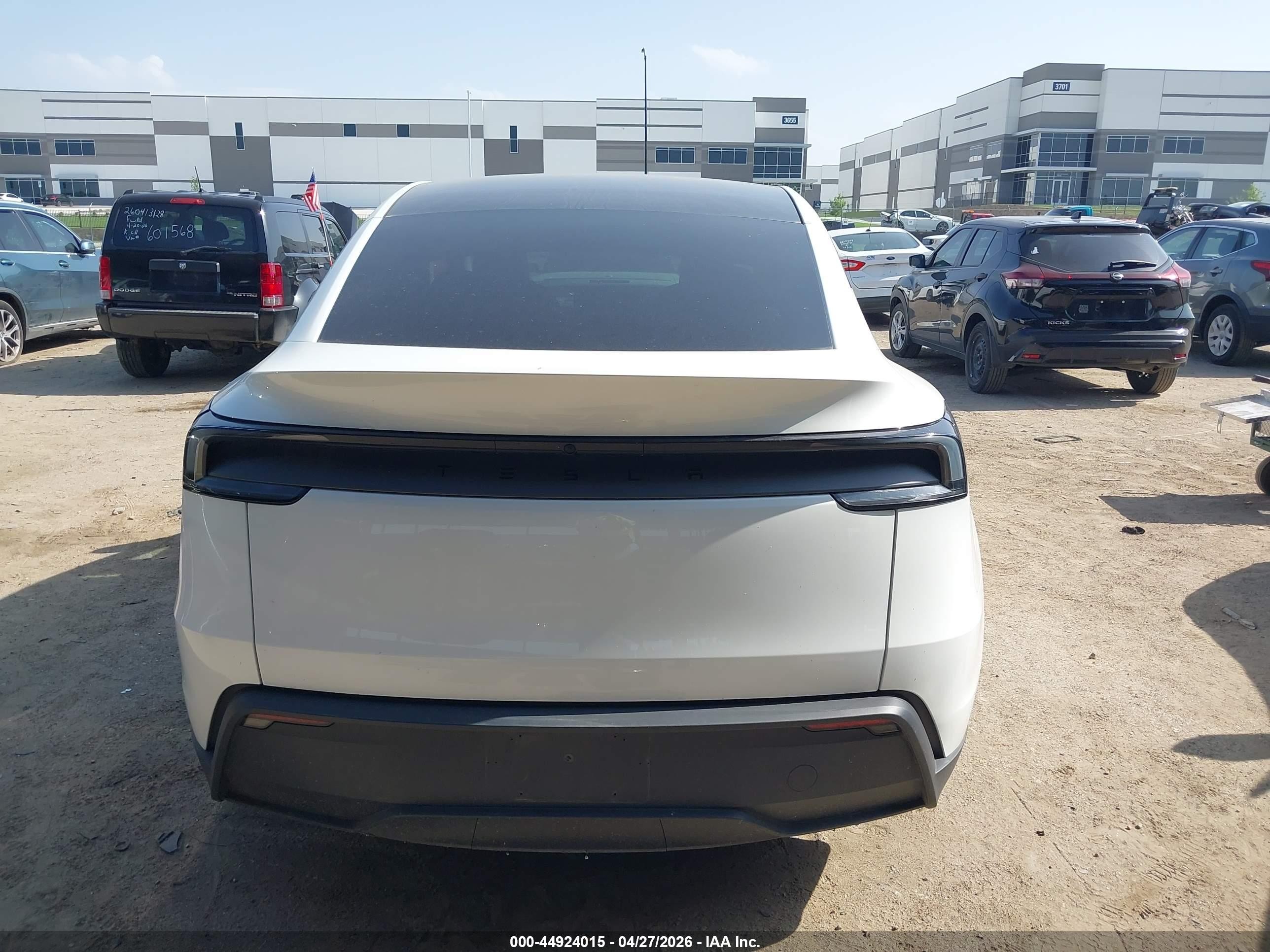 2026 Tesla Model Y Premium Rear-wheel Drive/standard Rear-wheel Drive White vin: 7SAYGDED9TA439656