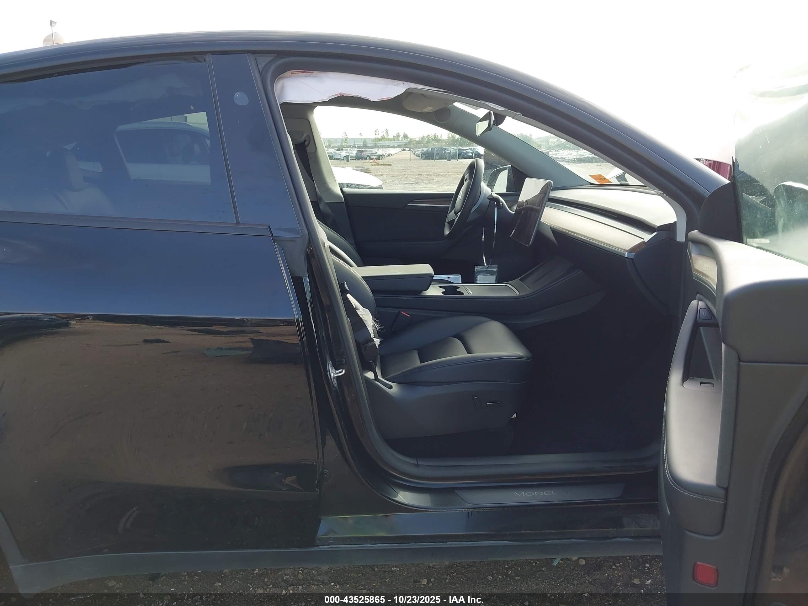 2024 Tesla Model Y Rwd Black vin: 7SAYGDEDXRF071712