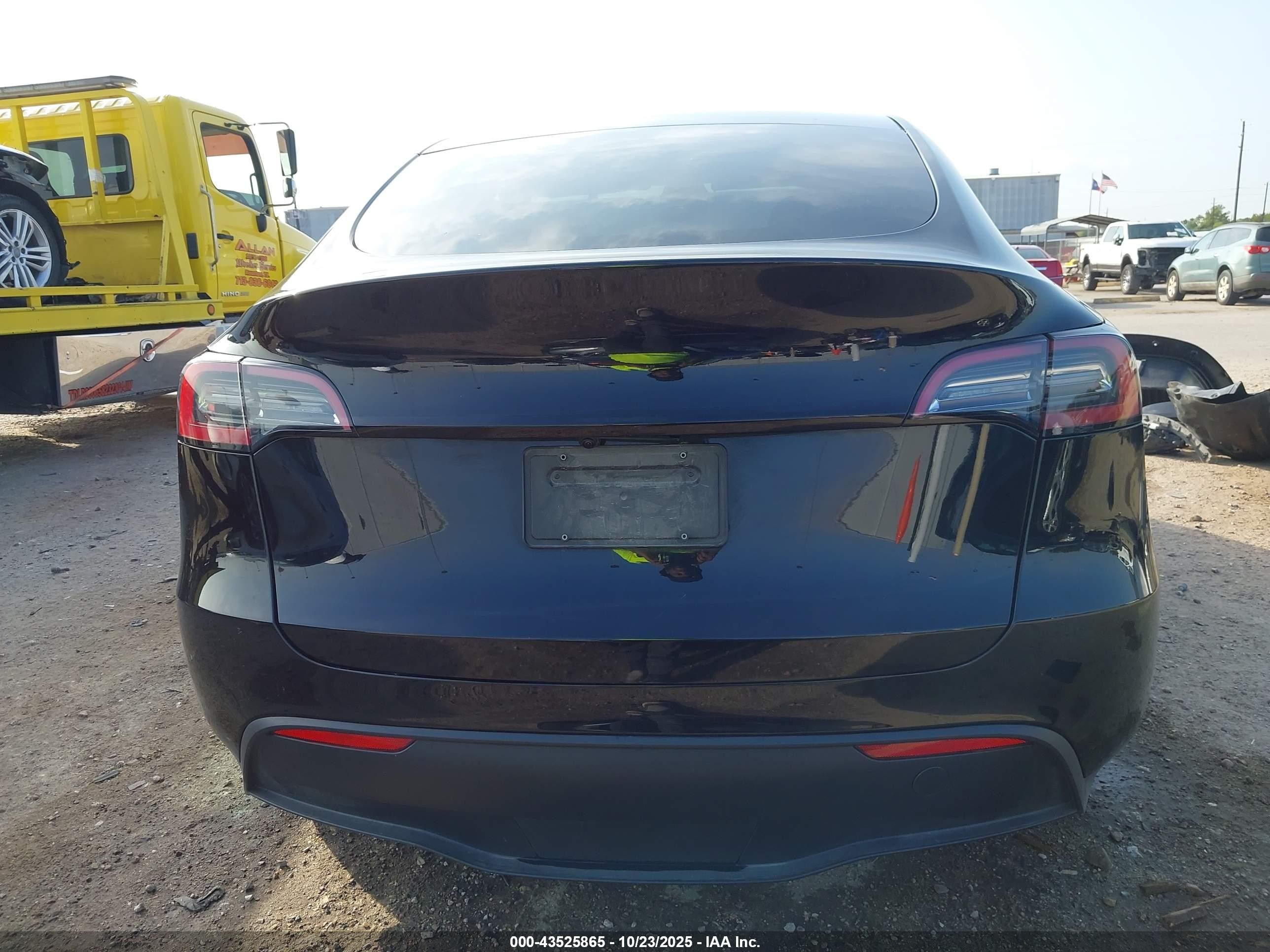 2024 Tesla Model Y Rwd Black vin: 7SAYGDEDXRF071712