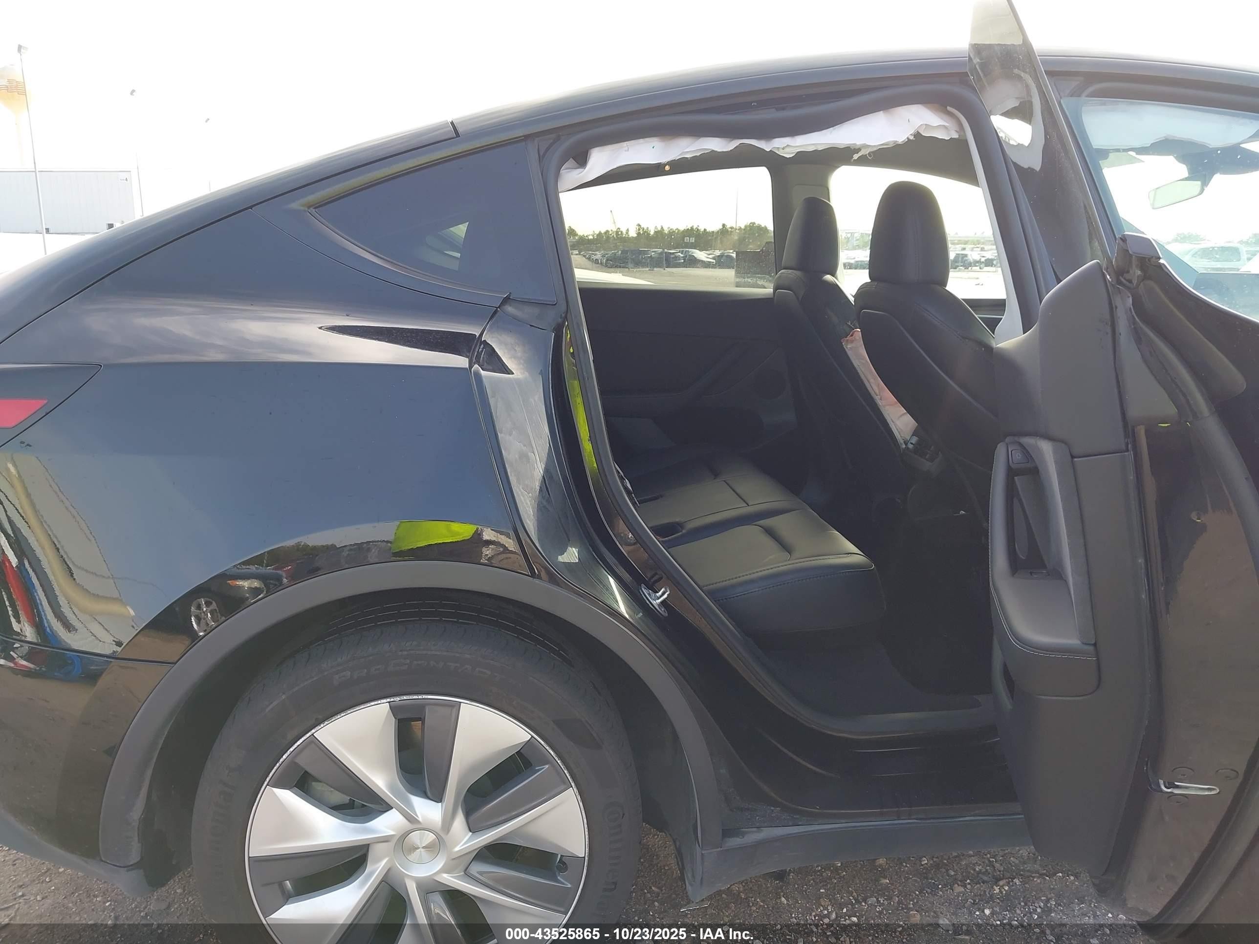 2024 Tesla Model Y Rwd Black vin: 7SAYGDEDXRF071712