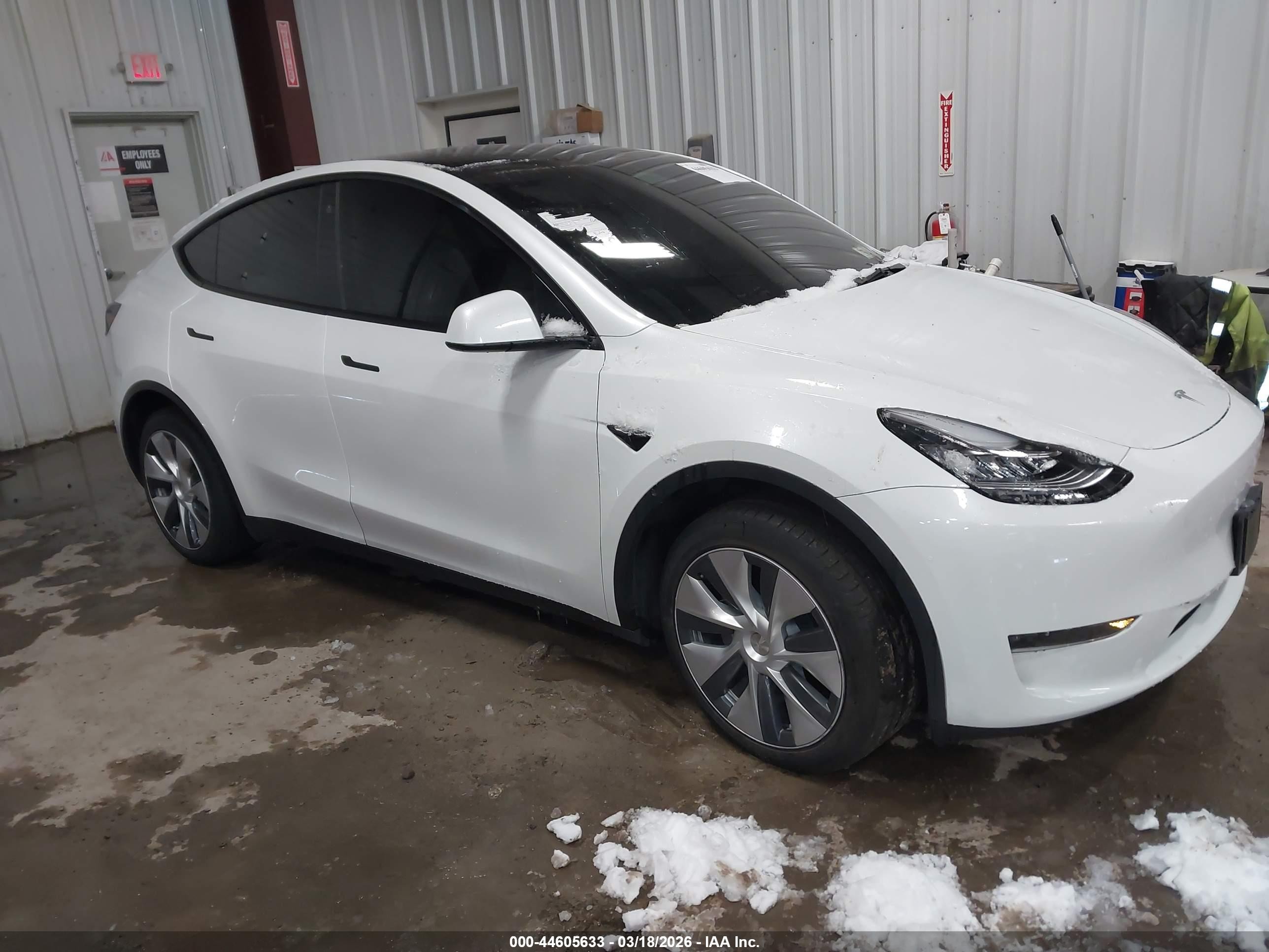 2023 Tesla Model Y Awd/long Range Dual Motor All-wheel Drive White vin: 7SAYGDEE1PA098672