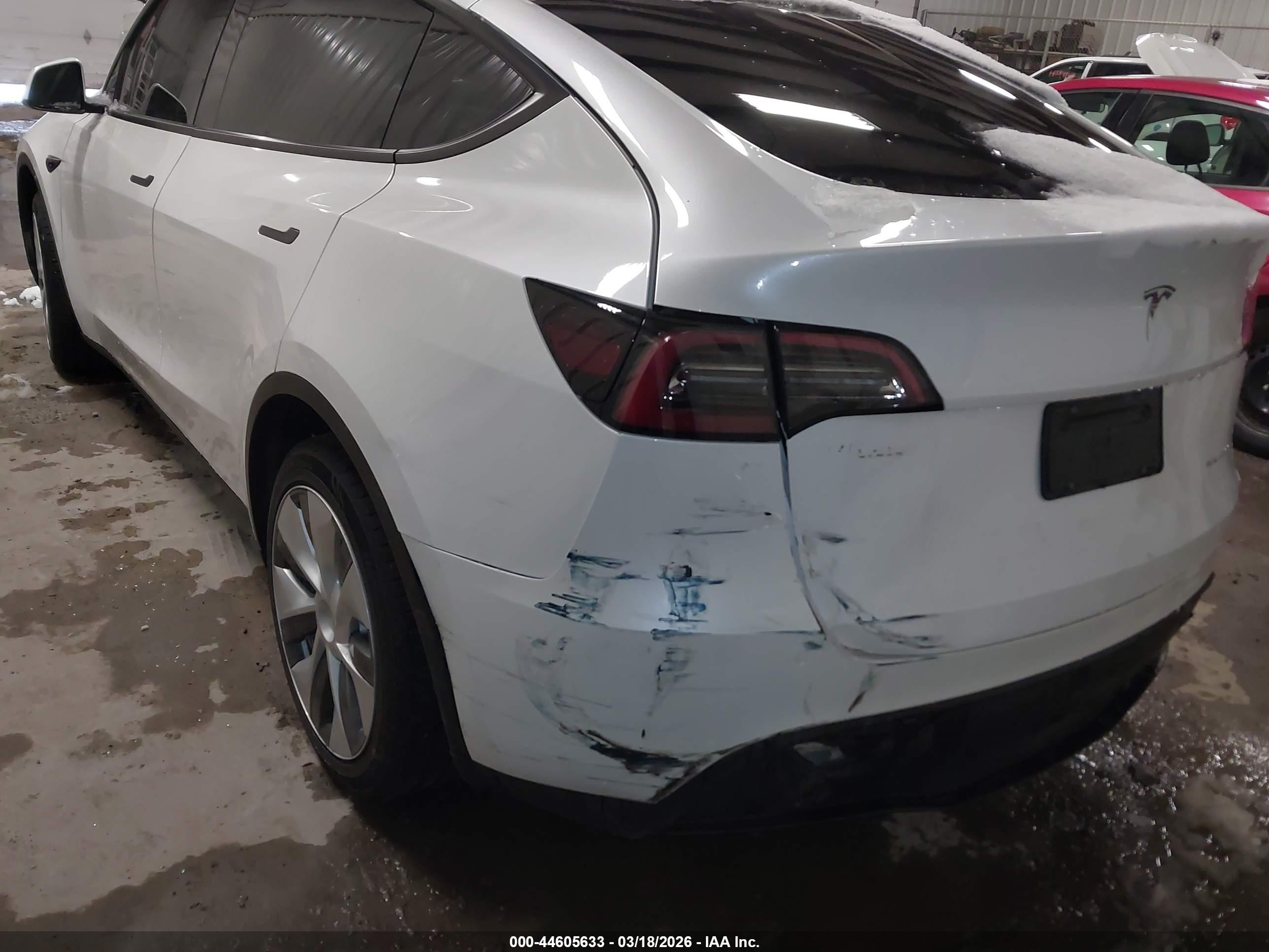2023 Tesla Model Y Awd/long Range Dual Motor All-wheel Drive White vin: 7SAYGDEE1PA098672