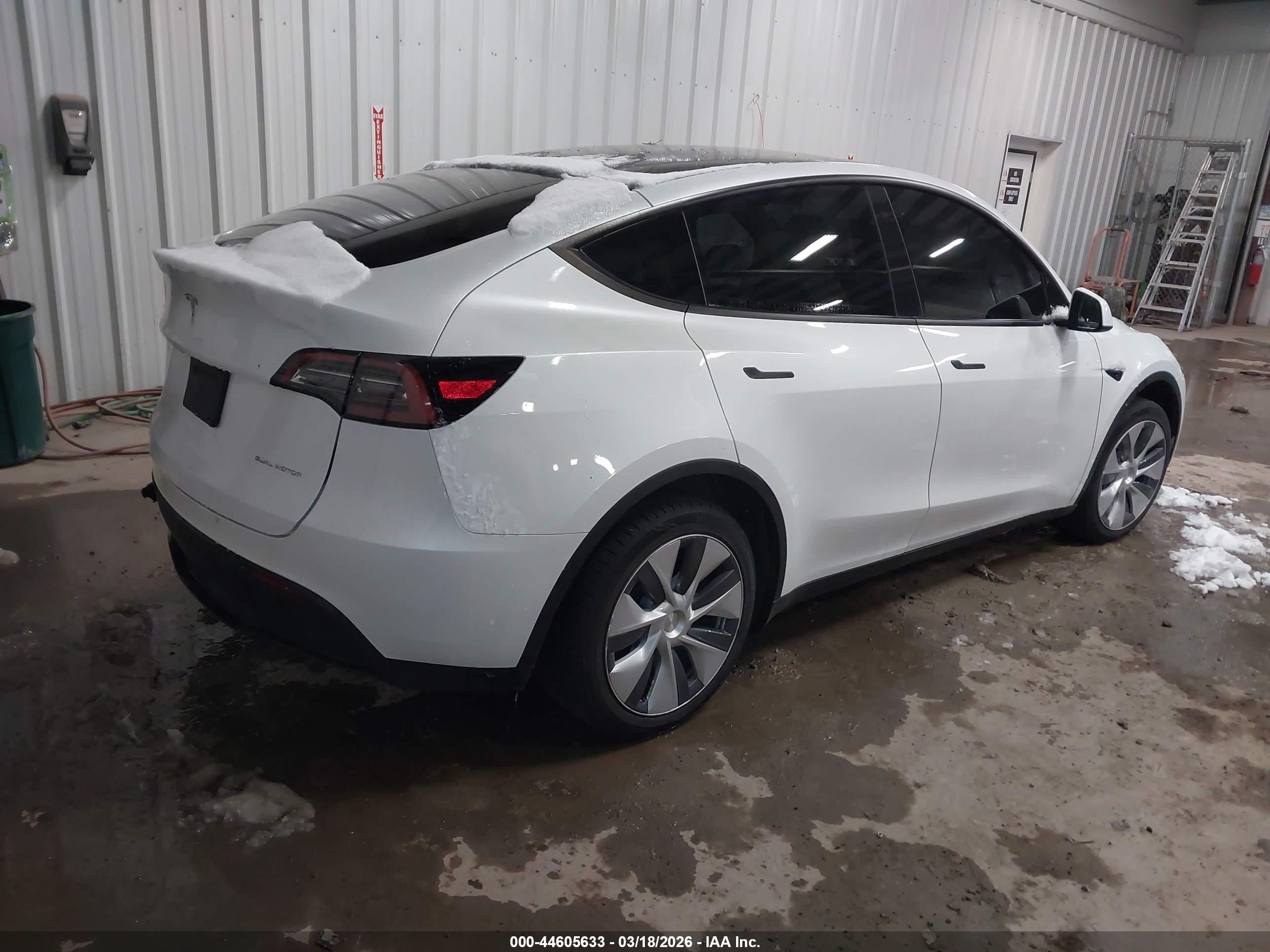 2023 Tesla Model Y Awd/long Range Dual Motor All-wheel Drive White vin: 7SAYGDEE1PA098672