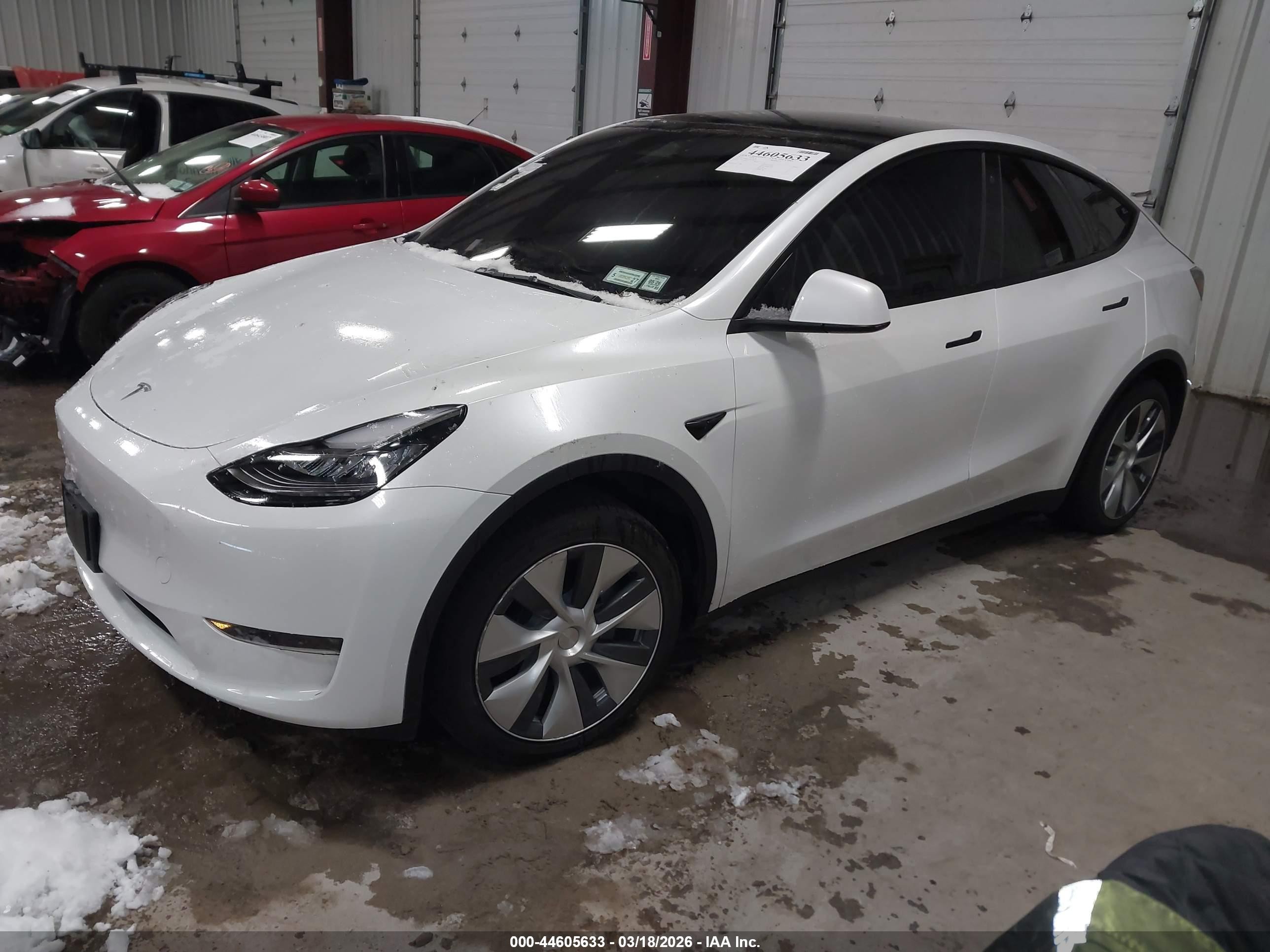 2023 Tesla Model Y Awd/long Range Dual Motor All-wheel Drive White vin: 7SAYGDEE1PA098672