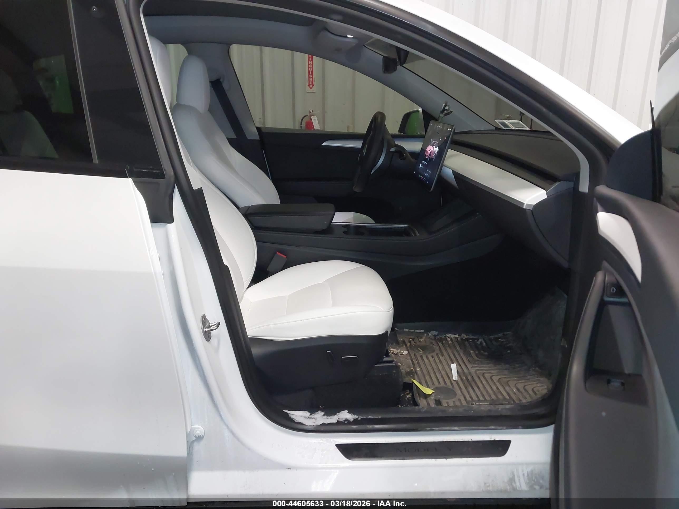 2023 Tesla Model Y Awd/long Range Dual Motor All-wheel Drive White vin: 7SAYGDEE1PA098672