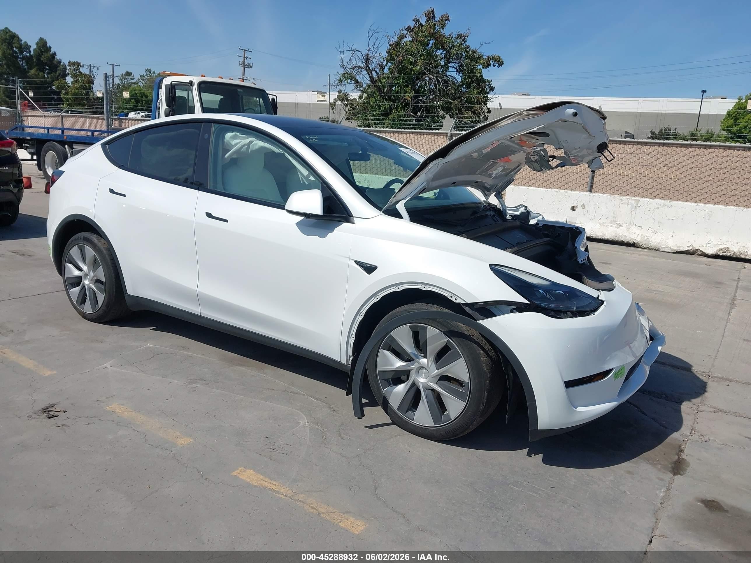 2023 Tesla Model Y Awd/long Range Dual Motor All-wheel Drive White vin: 7SAYGDEE1PF646009