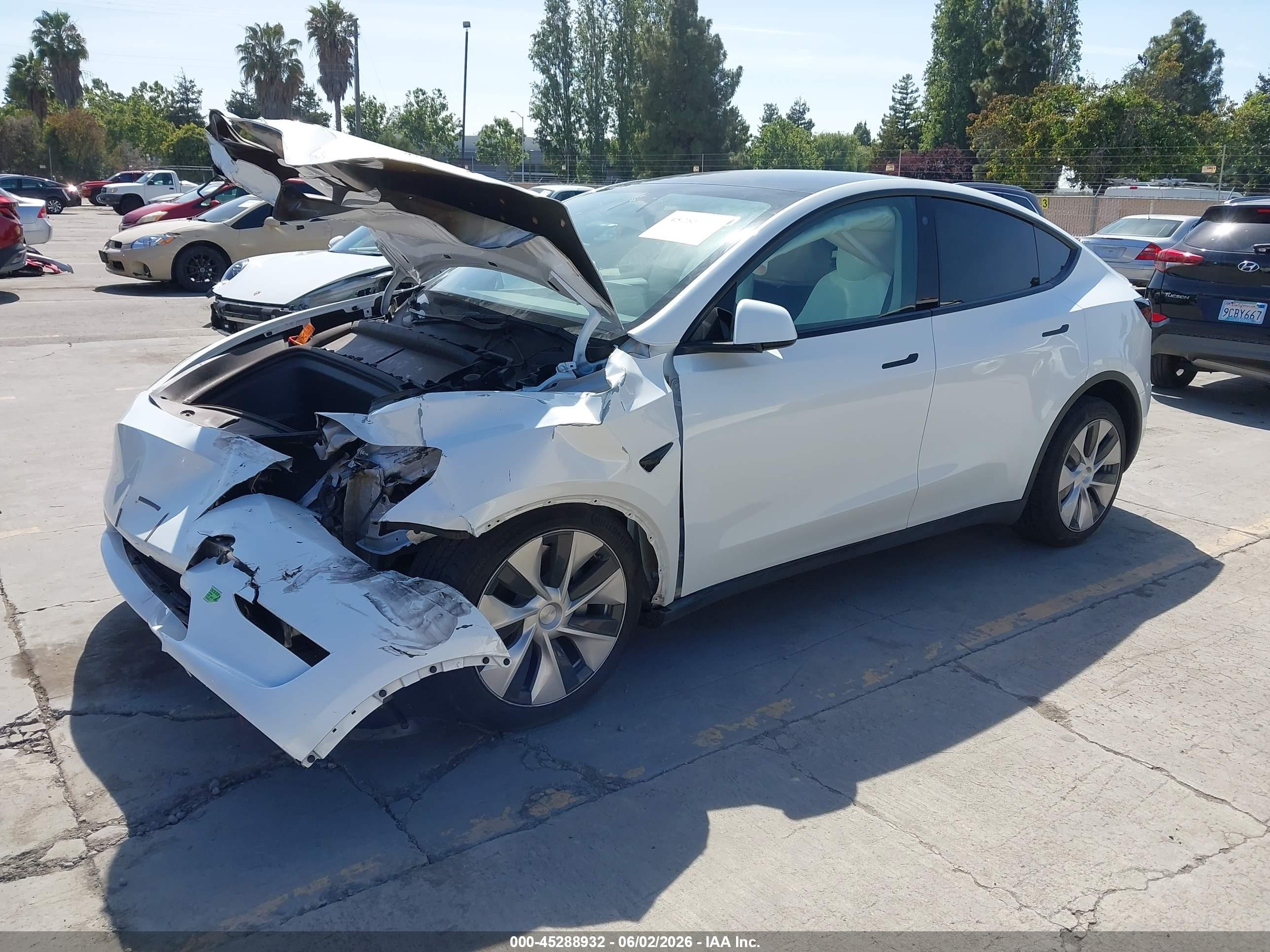 2023 Tesla Model Y Awd/long Range Dual Motor All-wheel Drive White vin: 7SAYGDEE1PF646009
