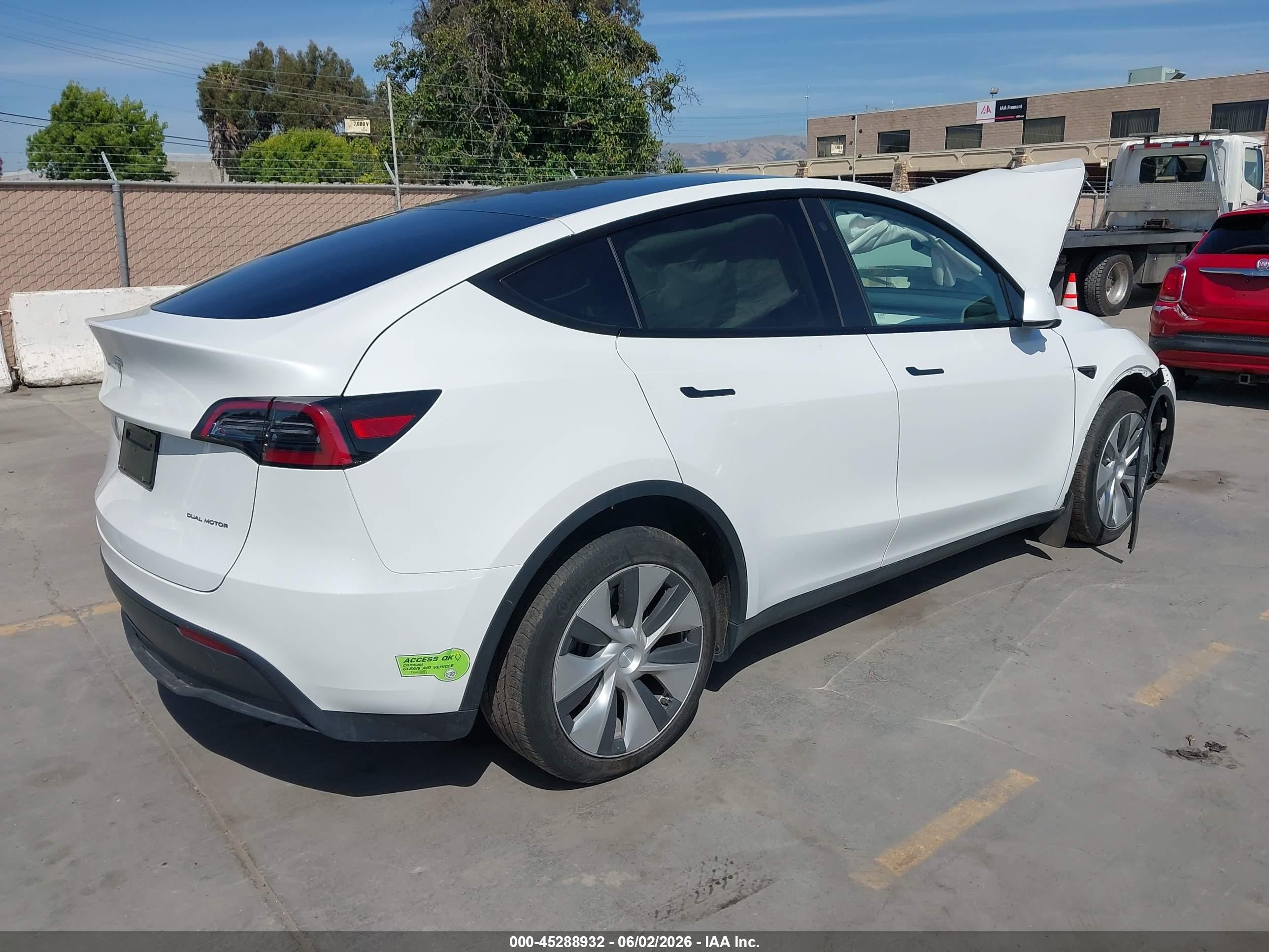 2023 Tesla Model Y Awd/long Range Dual Motor All-wheel Drive White vin: 7SAYGDEE1PF646009