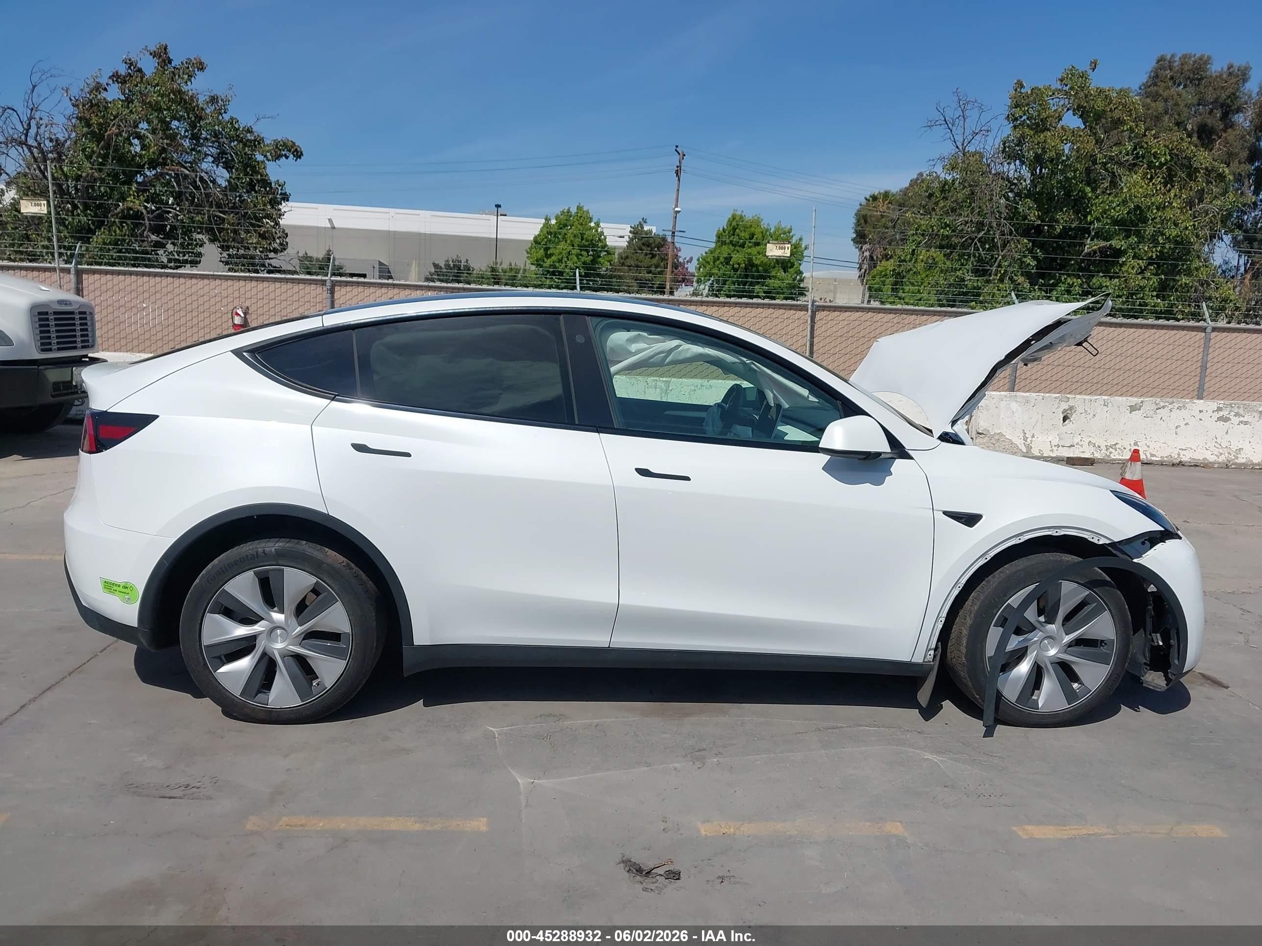 2023 Tesla Model Y Awd/long Range Dual Motor All-wheel Drive White vin: 7SAYGDEE1PF646009