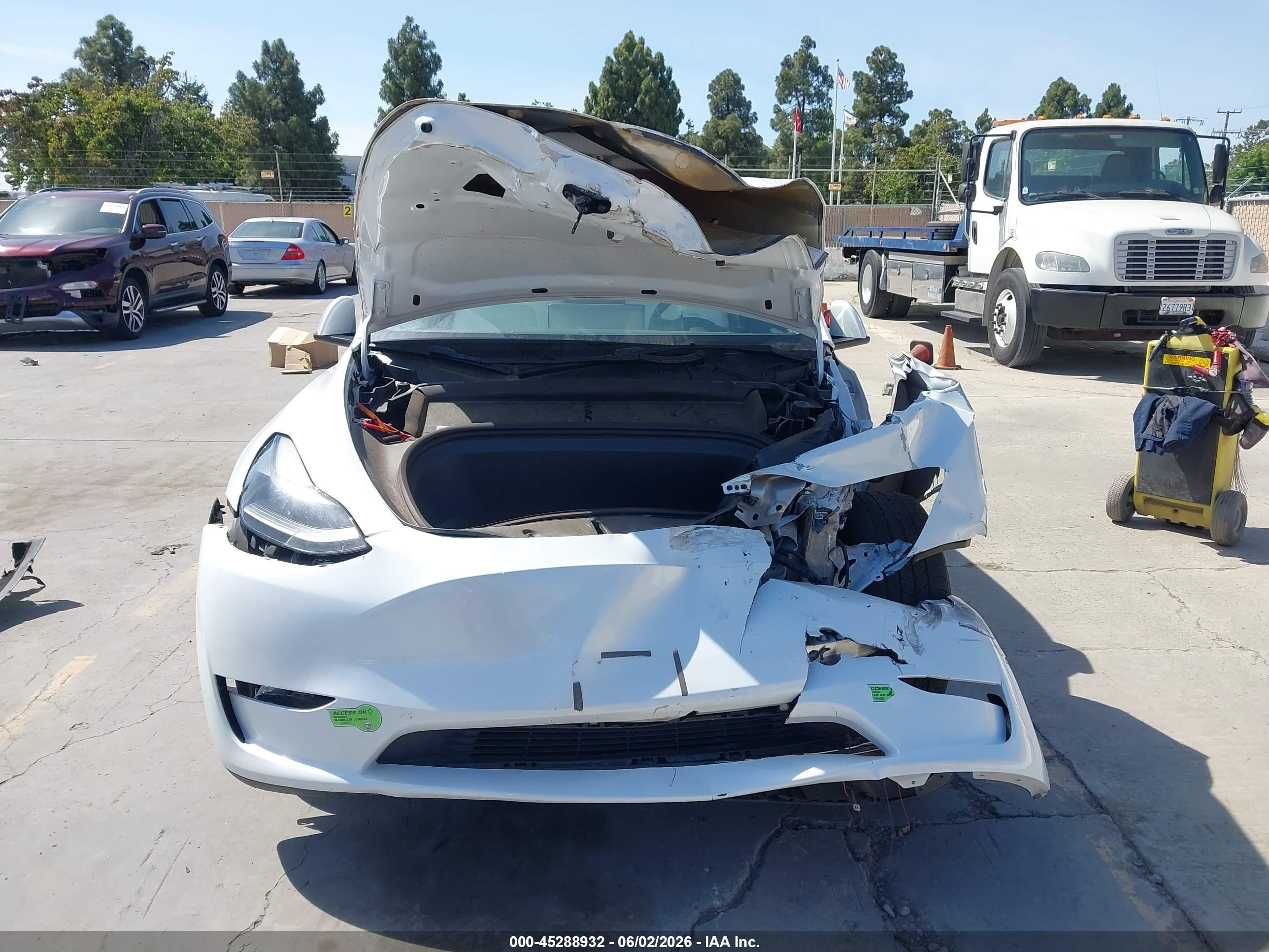 2023 Tesla Model Y Awd/long Range Dual Motor All-wheel Drive White vin: 7SAYGDEE1PF646009
