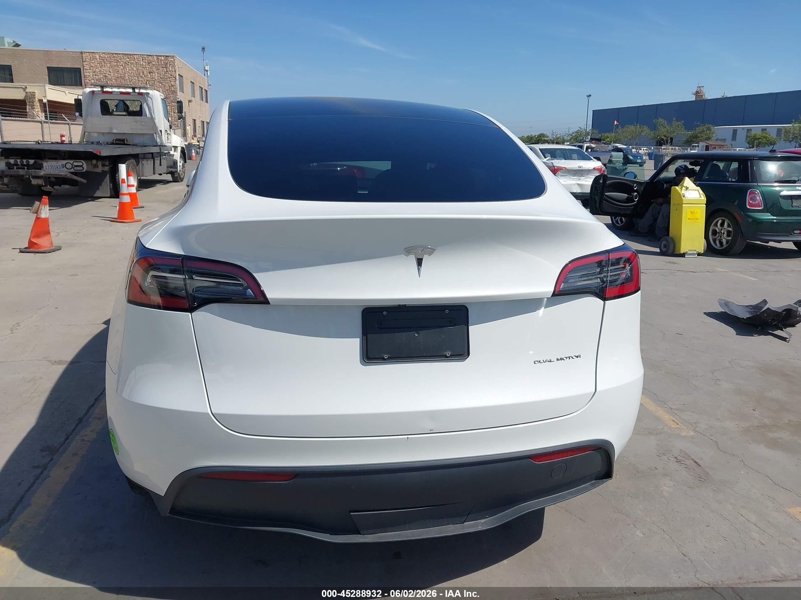 2023 Tesla Model Y Awd/long Range Dual Motor All-wheel Drive White vin: 7SAYGDEE1PF646009
