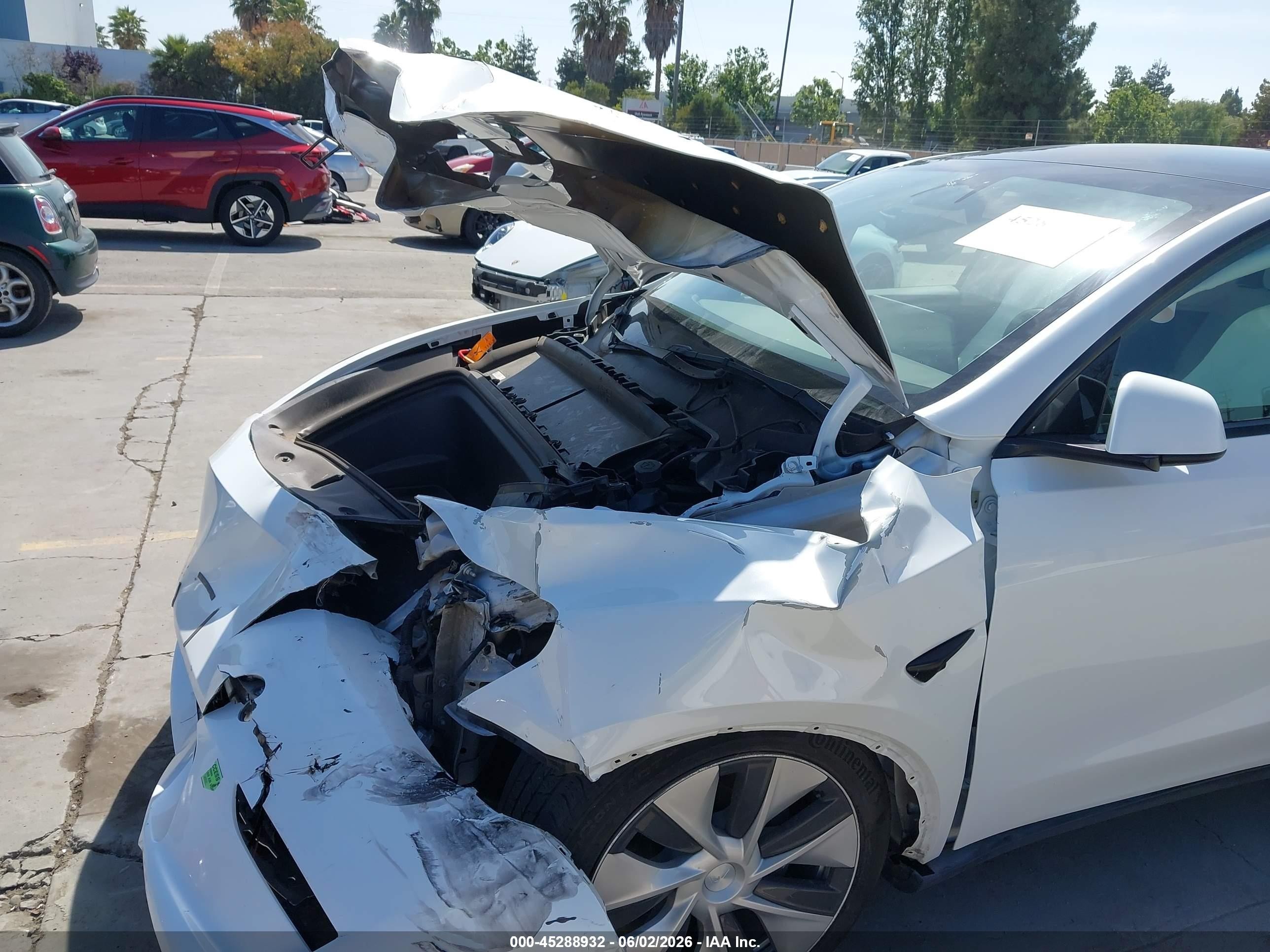 2023 Tesla Model Y Awd/long Range Dual Motor All-wheel Drive White vin: 7SAYGDEE1PF646009