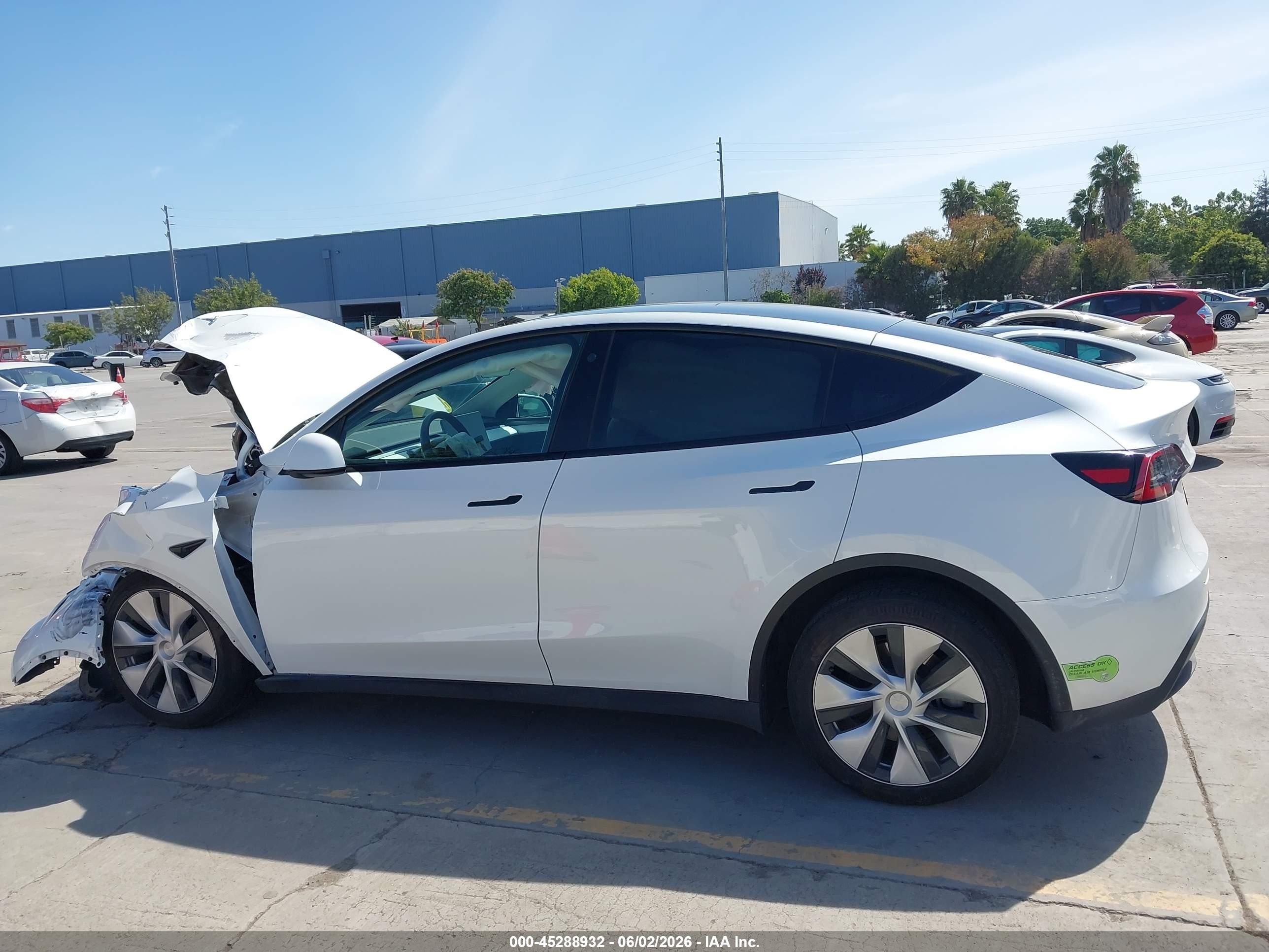 2023 Tesla Model Y Awd/long Range Dual Motor All-wheel Drive White vin: 7SAYGDEE1PF646009
