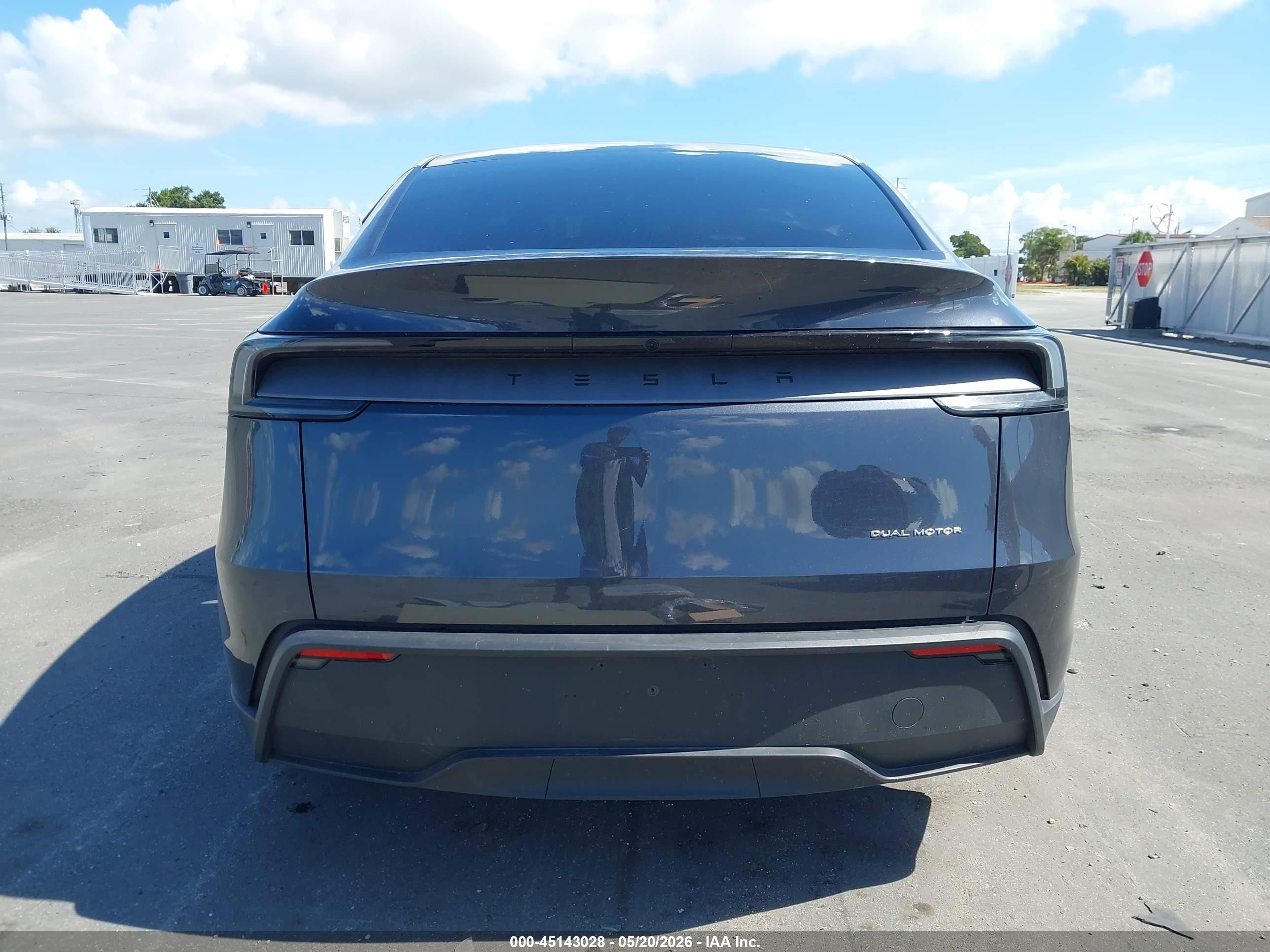 2026 Tesla Model Y All-wheel Drive/long Range Launch Series/premium All-wheel Drive Gray vin: 7SAYGDEE1TA392938