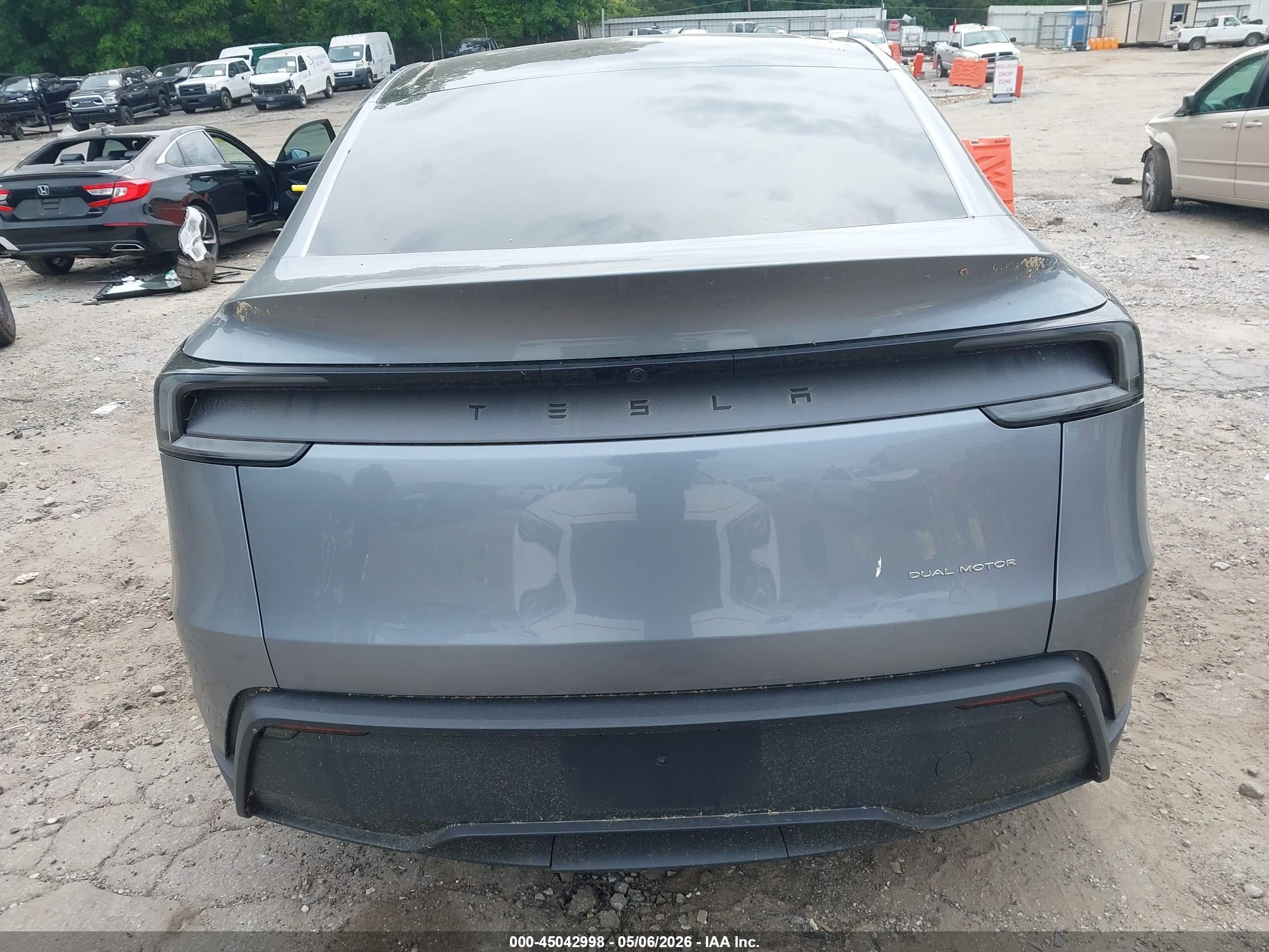 2026 Tesla Model Y All-wheel Drive/long Range Launch Series/premium All-wheel Drive Gray vin: 7SAYGDEE1TA611557