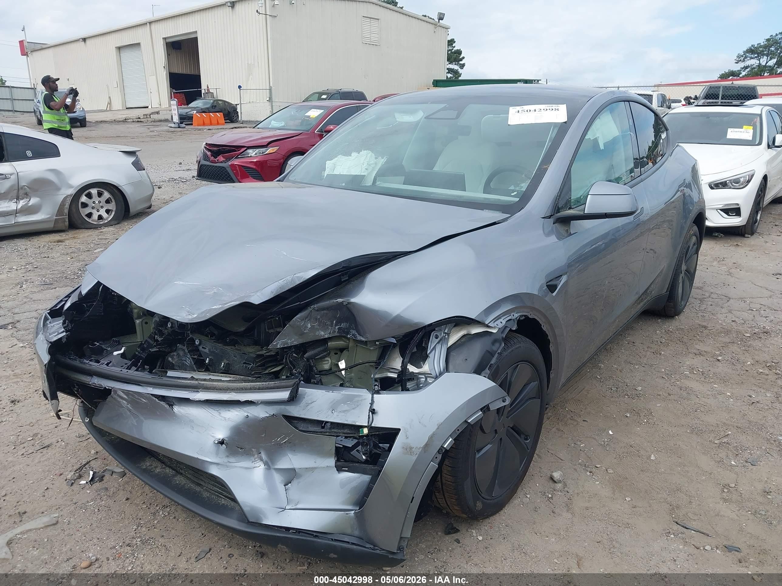 2026 Tesla Model Y All-wheel Drive/long Range Launch Series/premium All-wheel Drive Gray vin: 7SAYGDEE1TA611557