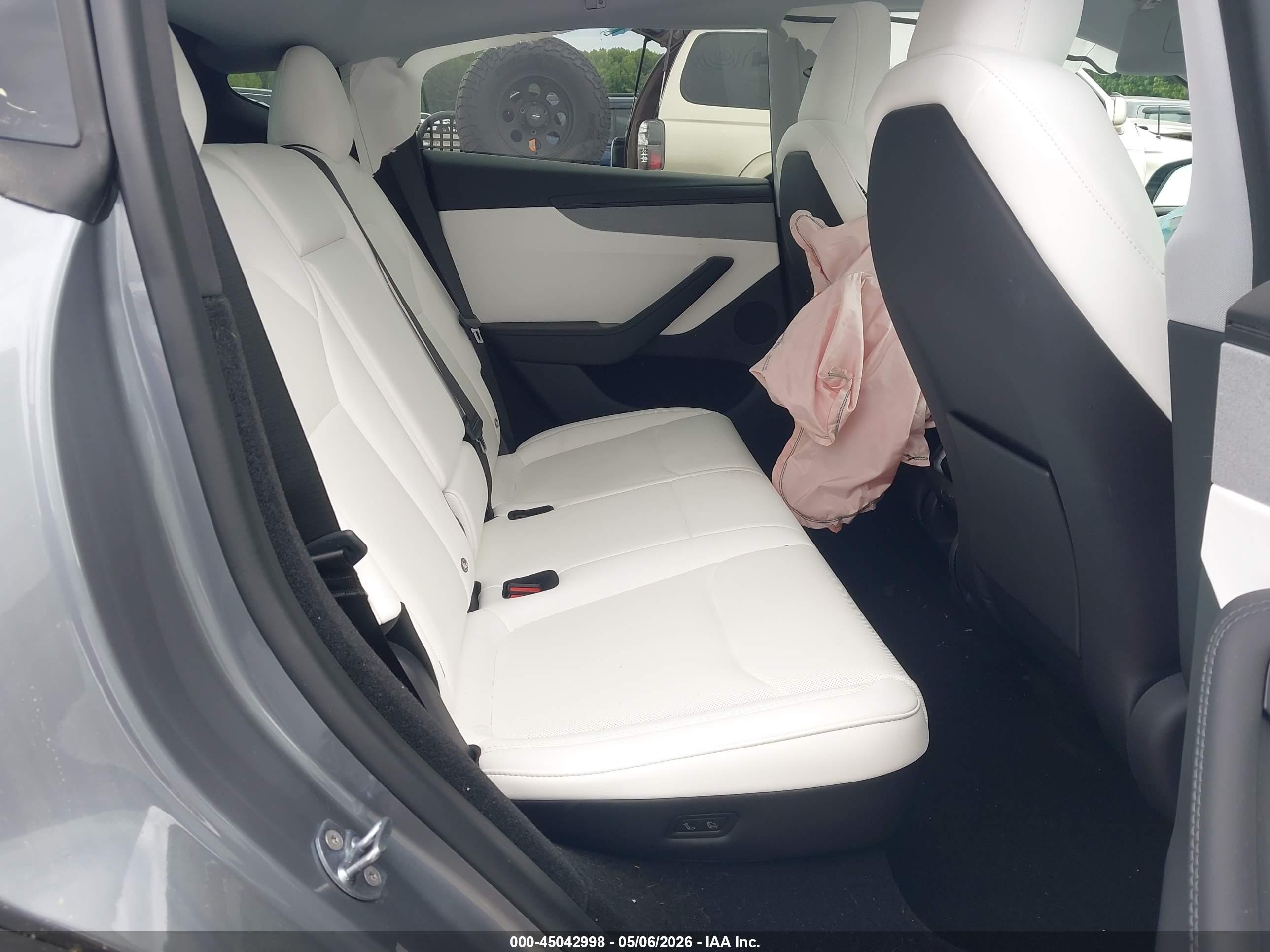 2026 Tesla Model Y All-wheel Drive/long Range Launch Series/premium All-wheel Drive Gray vin: 7SAYGDEE1TA611557