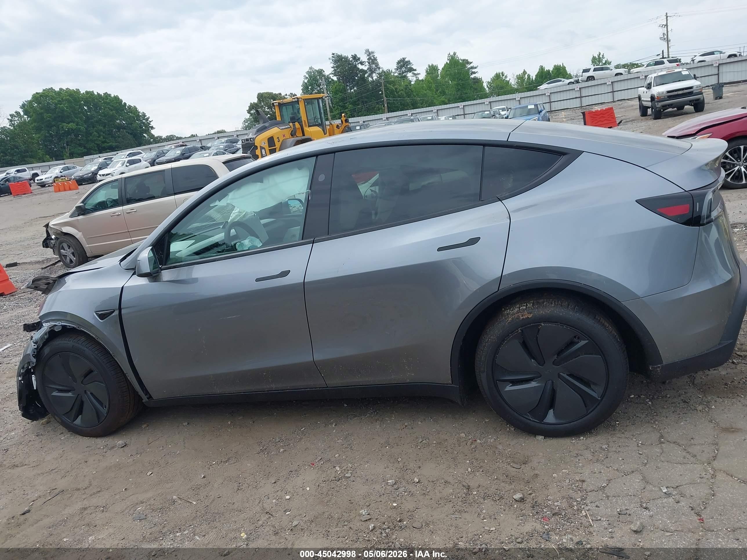 2026 Tesla Model Y All-wheel Drive/long Range Launch Series/premium All-wheel Drive Gray vin: 7SAYGDEE1TA611557