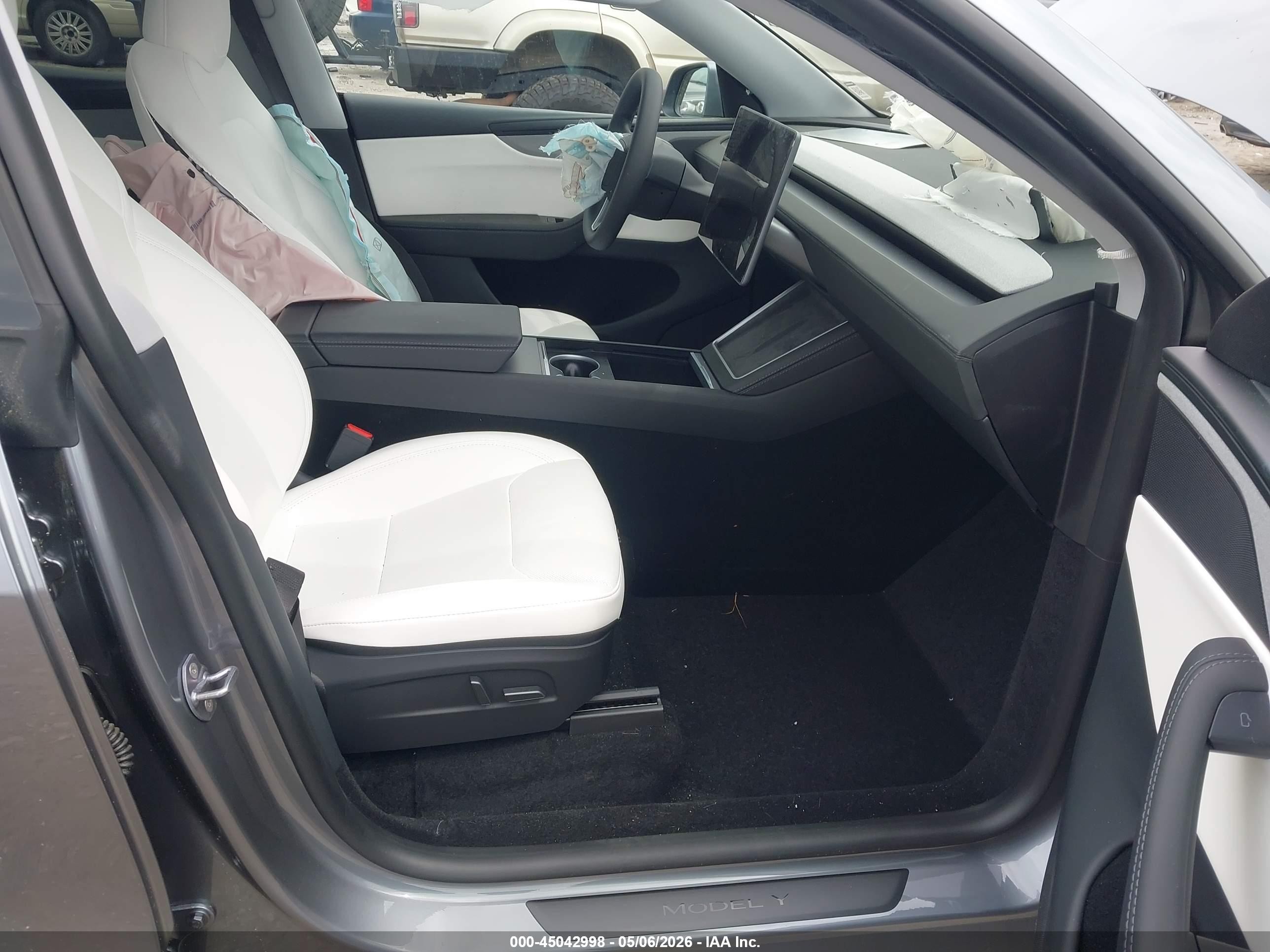 2026 Tesla Model Y All-wheel Drive/long Range Launch Series/premium All-wheel Drive Gray vin: 7SAYGDEE1TA611557