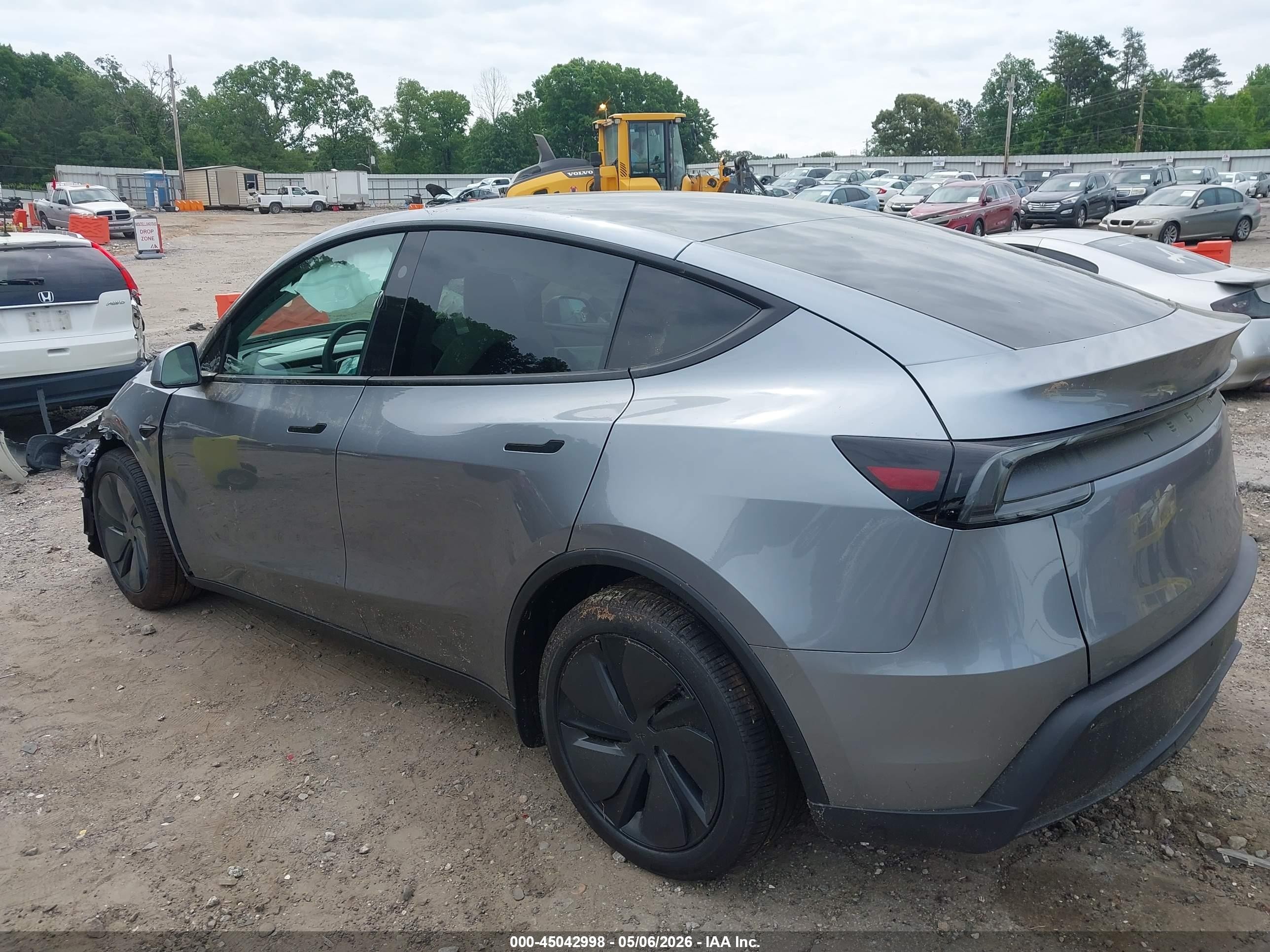 2026 Tesla Model Y All-wheel Drive/long Range Launch Series/premium All-wheel Drive Gray vin: 7SAYGDEE1TA611557