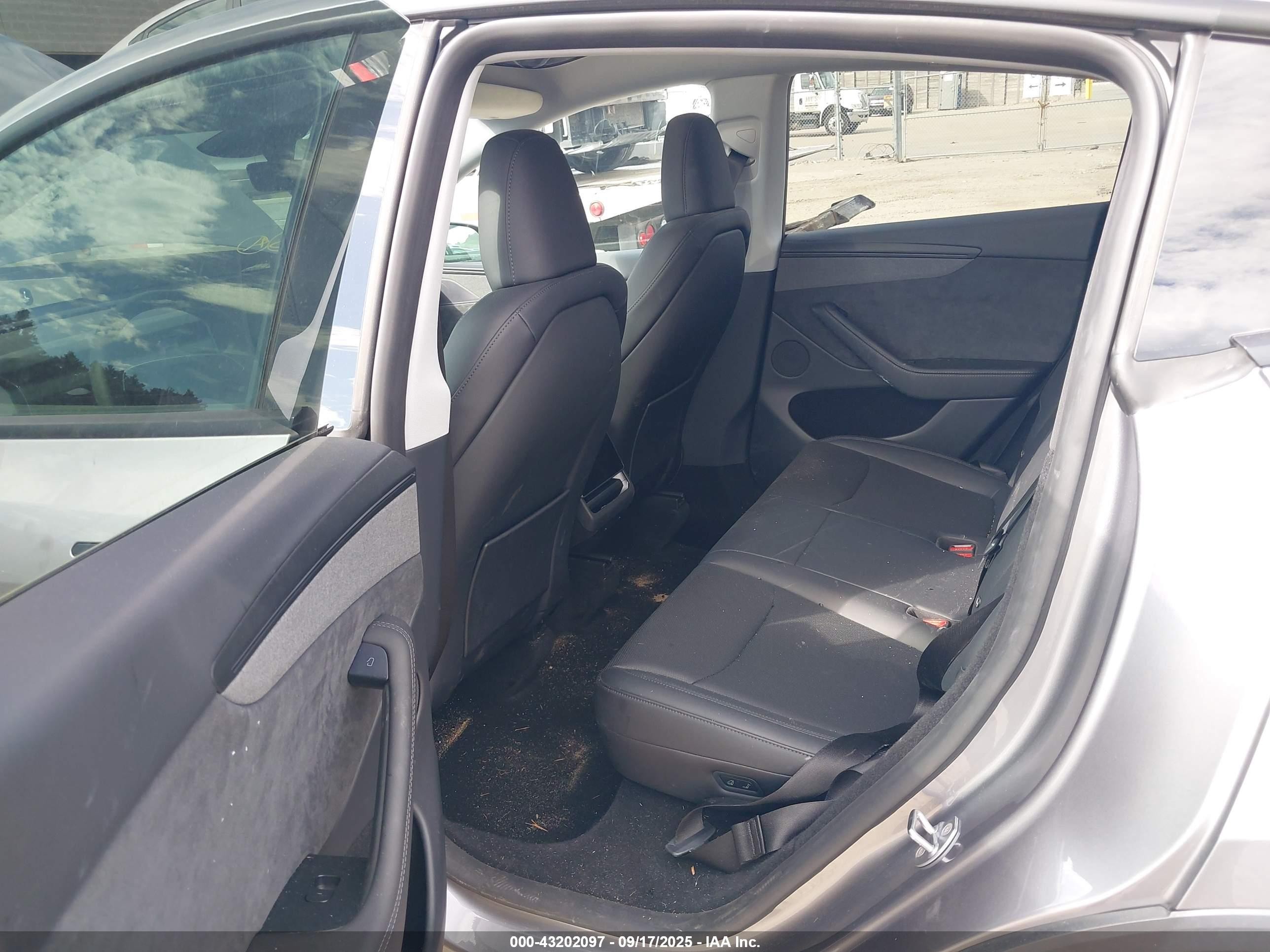 2026 Tesla Model Y   Серый vin: 7SAYGDEE1TF326764