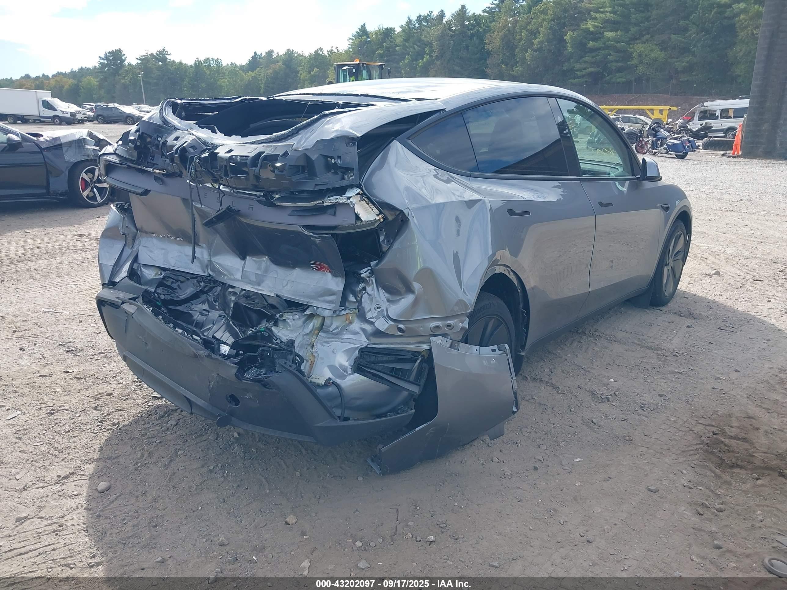 2026 Tesla Model Y   Серый vin: 7SAYGDEE1TF326764