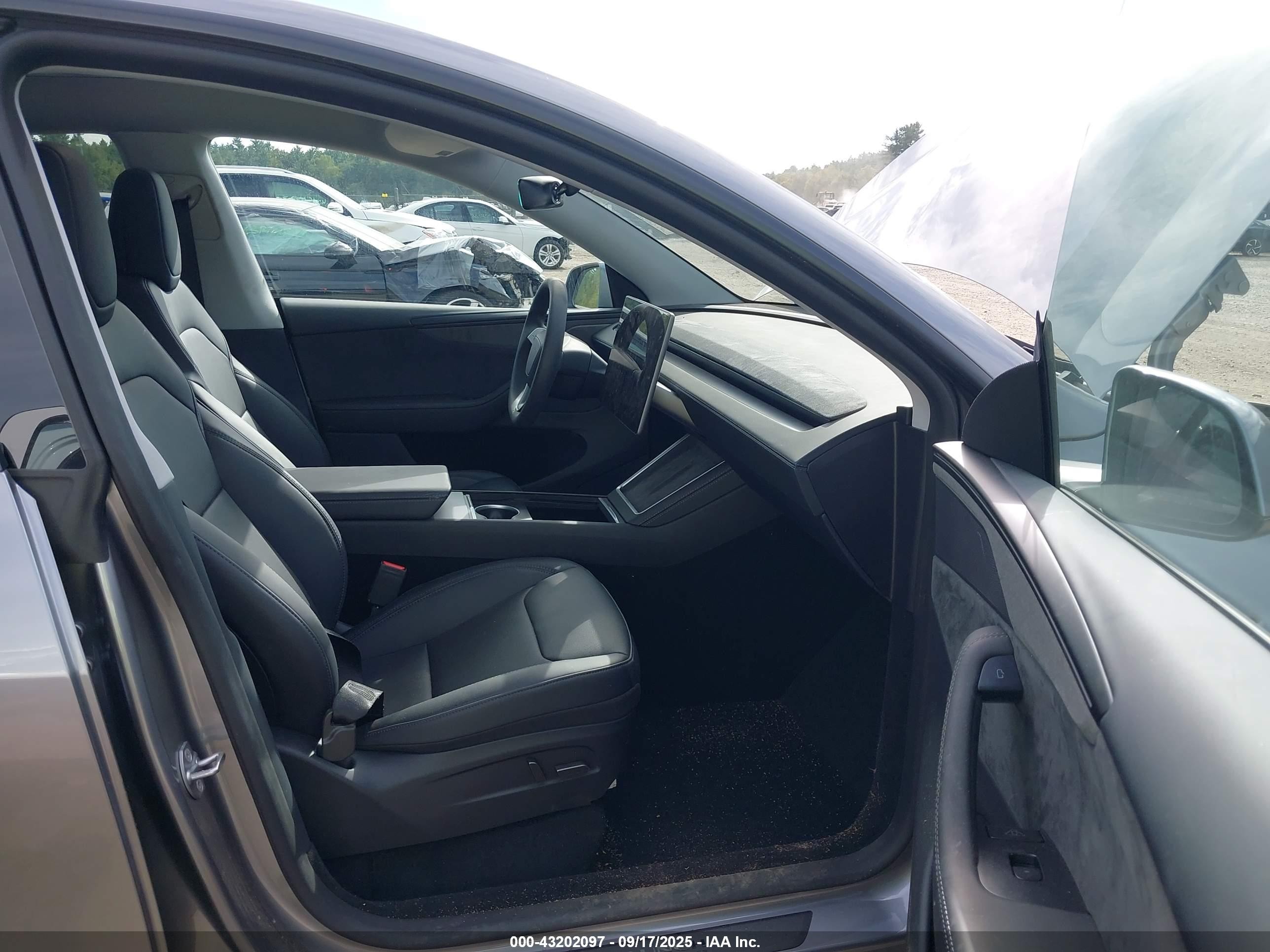 2026 Tesla Model Y   Серый vin: 7SAYGDEE1TF326764