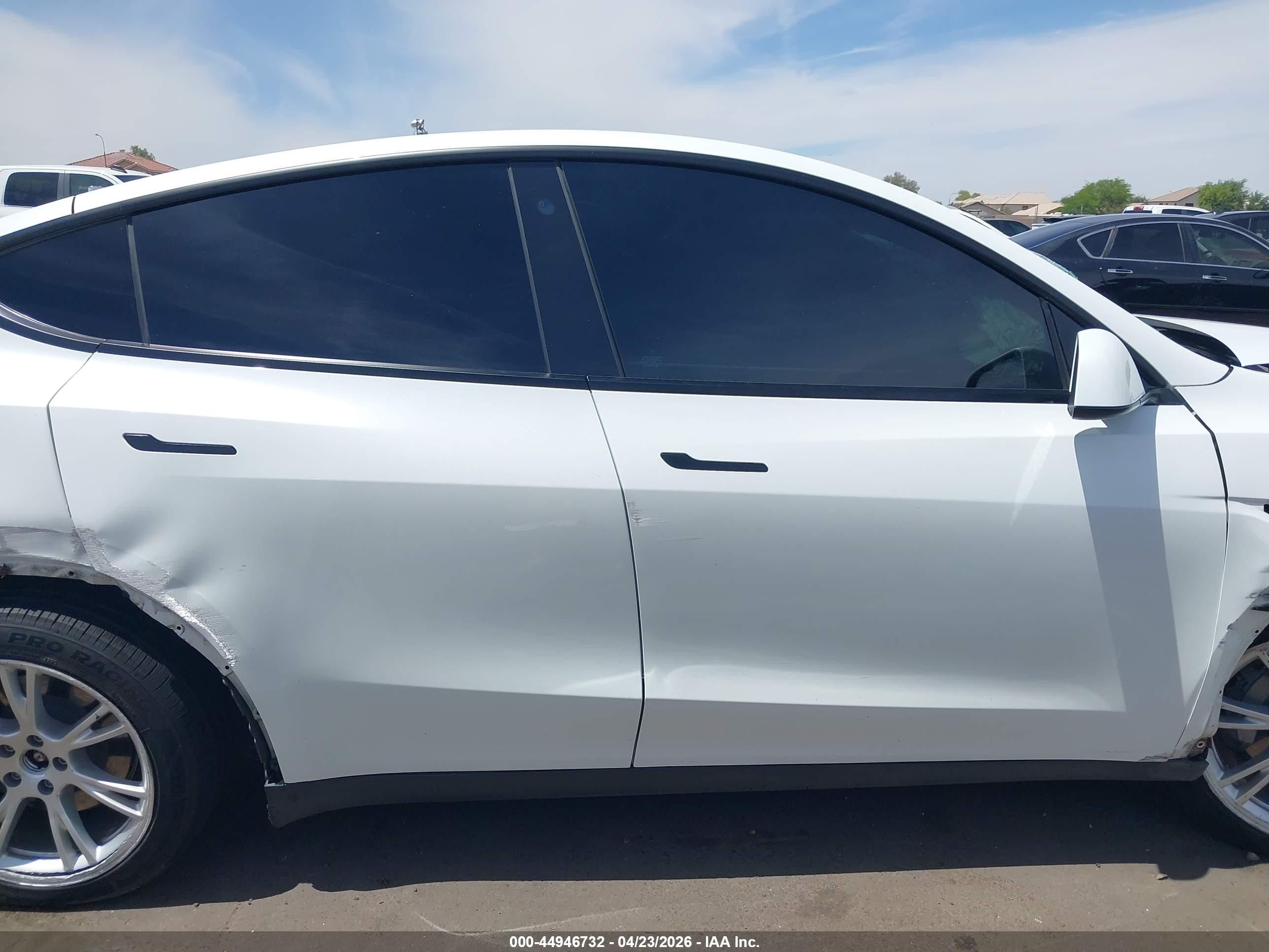 2022 Tesla Model Y Long Range Dual Motor All-wheel Drive White vin: 7SAYGDEE2NF317171