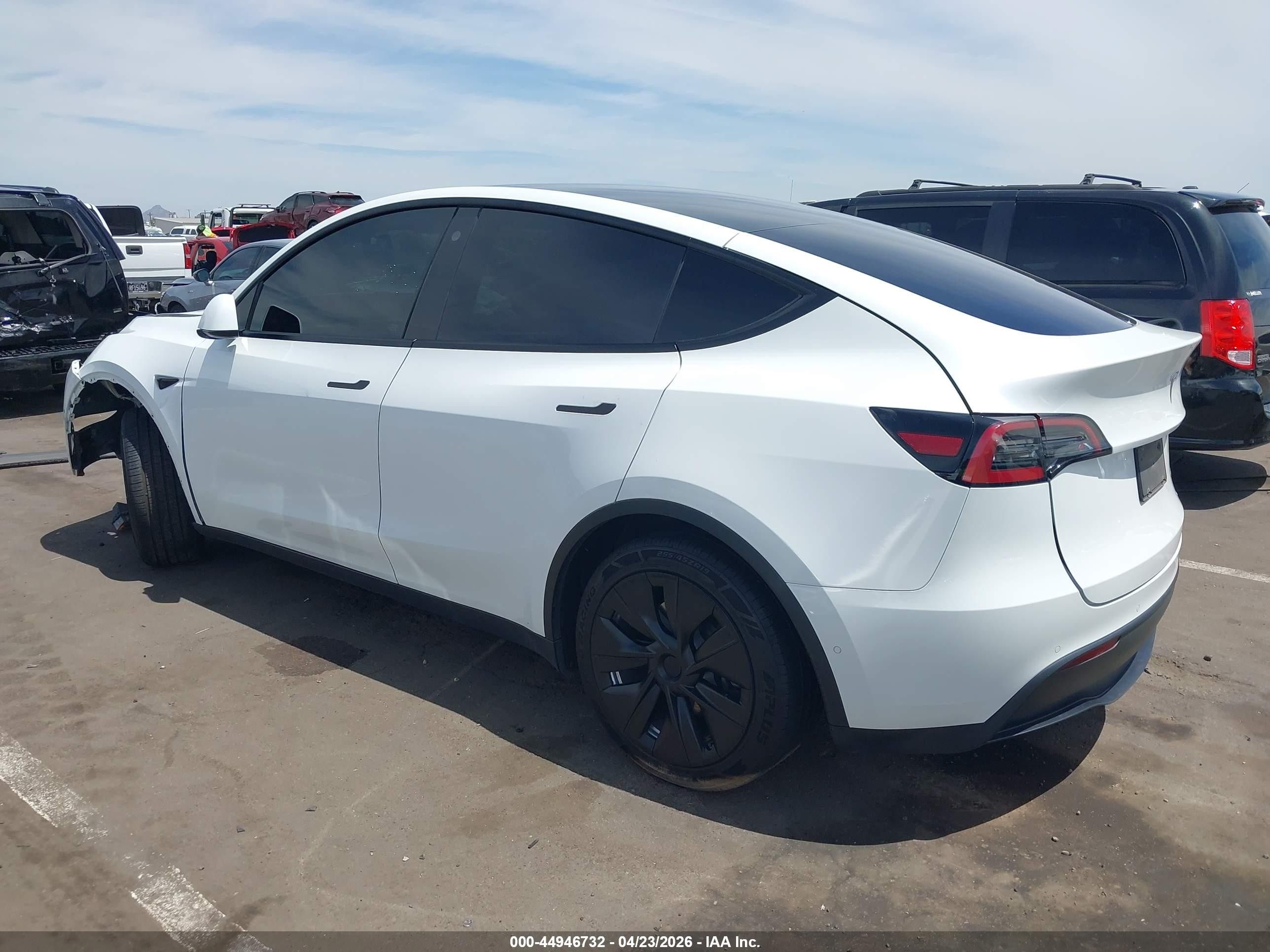 2022 Tesla Model Y Long Range Dual Motor All-wheel Drive White vin: 7SAYGDEE2NF317171