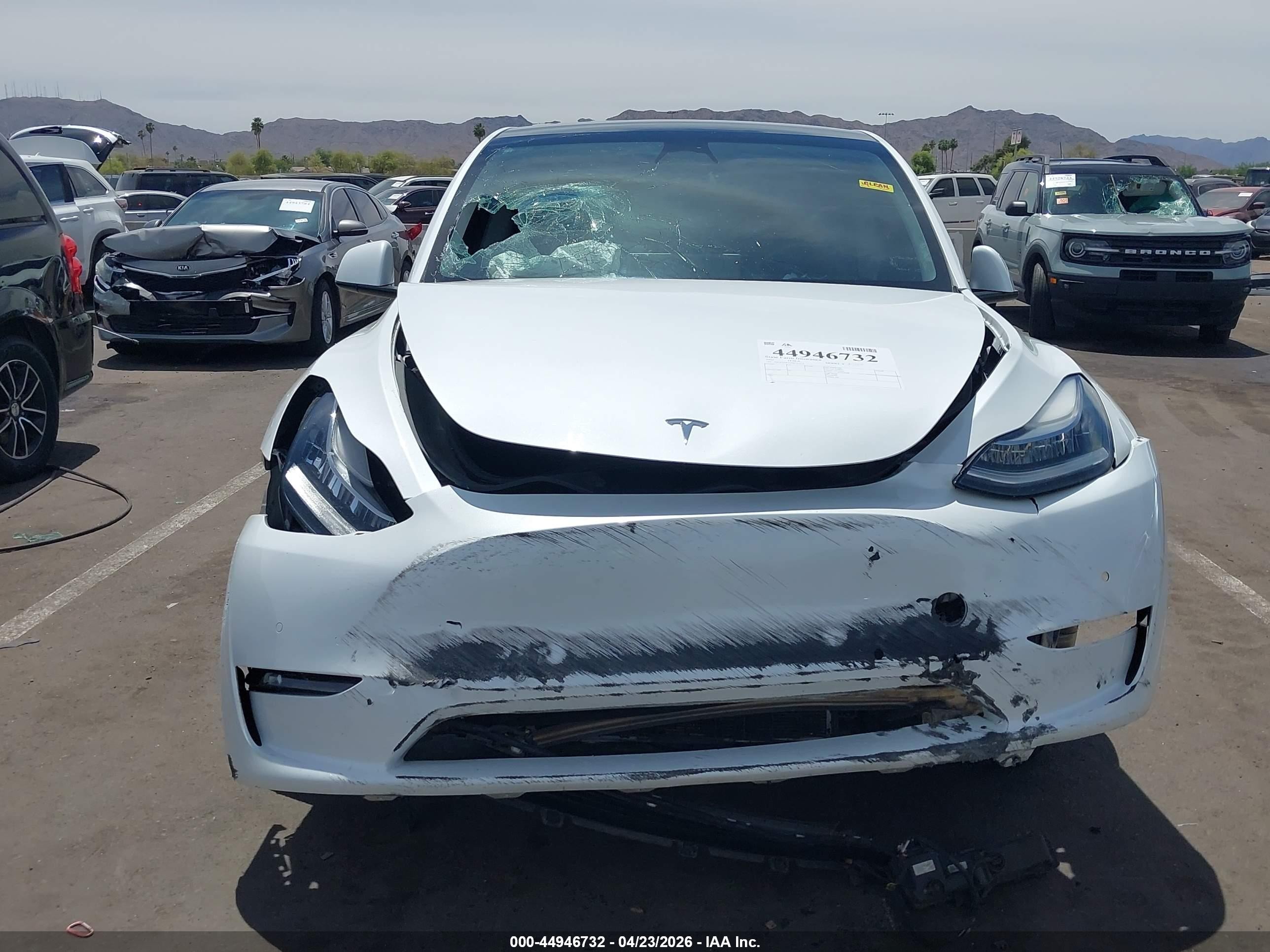 2022 Tesla Model Y Long Range Dual Motor All-wheel Drive White vin: 7SAYGDEE2NF317171
