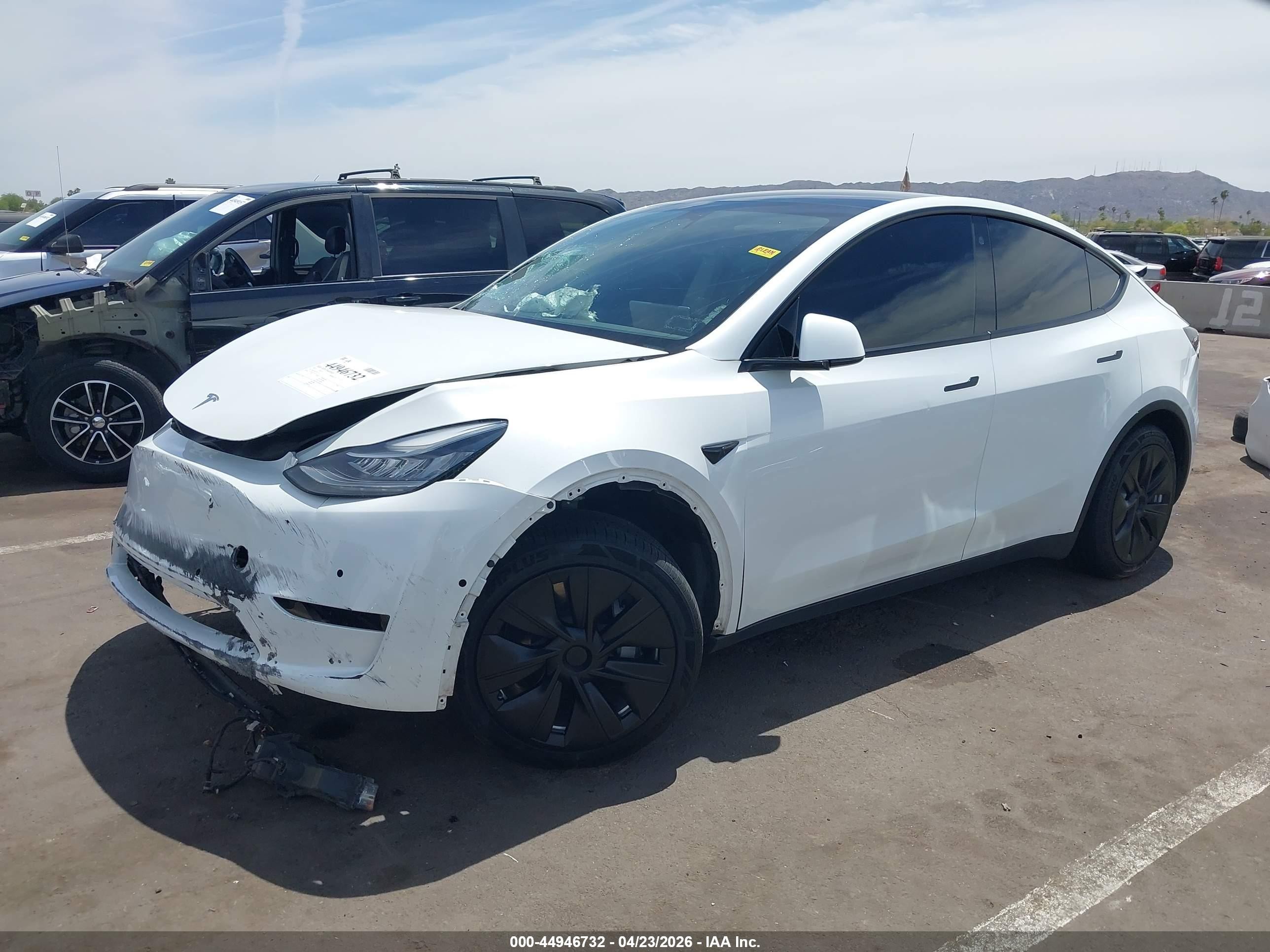 2022 Tesla Model Y Long Range Dual Motor All-wheel Drive White vin: 7SAYGDEE2NF317171