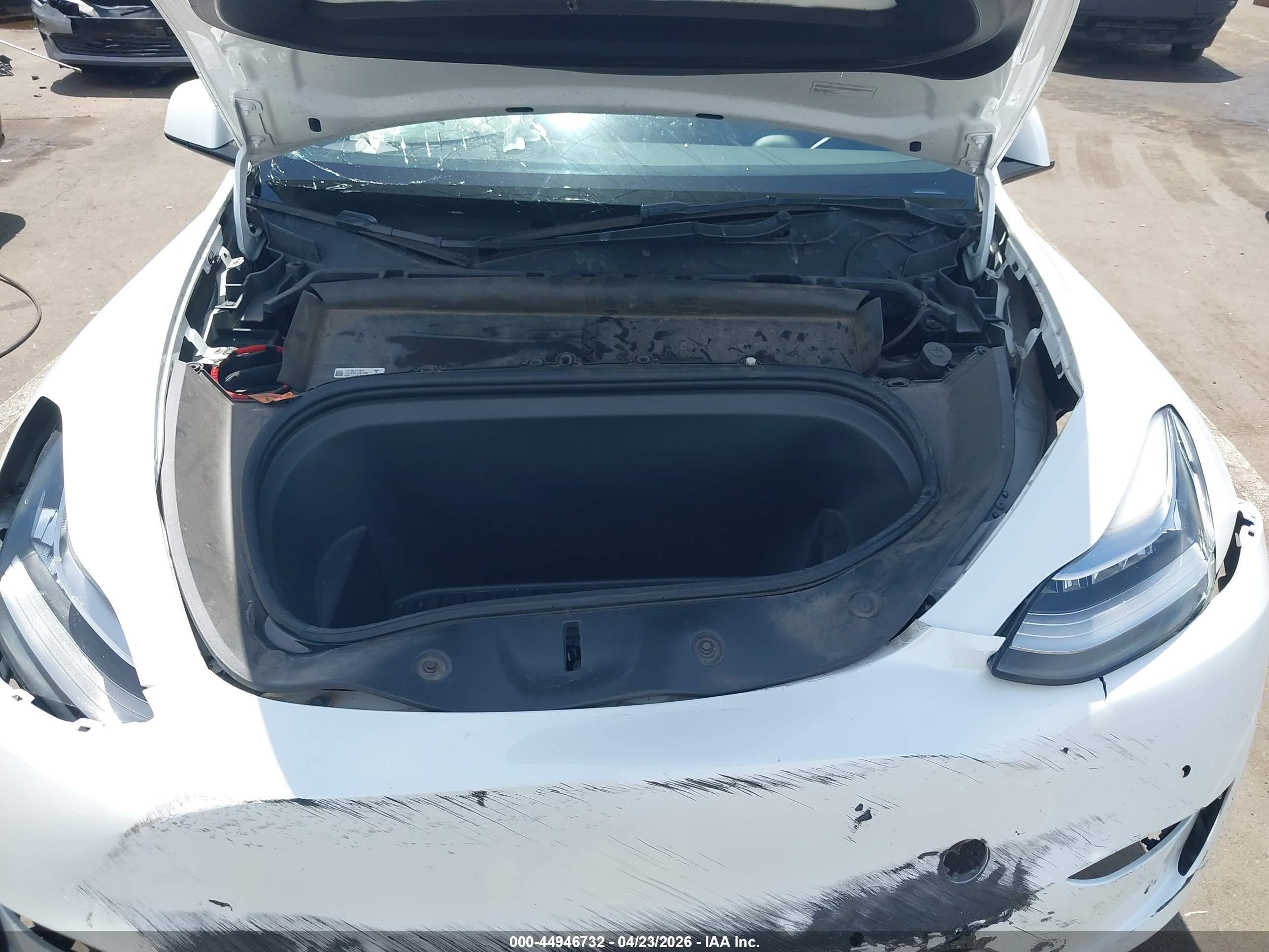 2022 Tesla Model Y Long Range Dual Motor All-wheel Drive White vin: 7SAYGDEE2NF317171