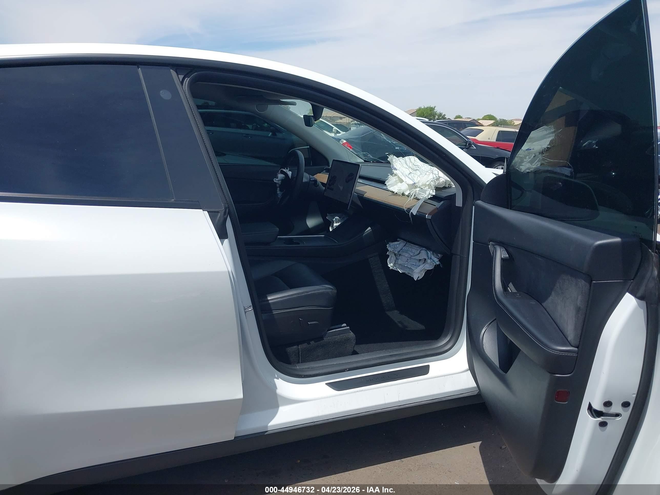 2022 Tesla Model Y Long Range Dual Motor All-wheel Drive White vin: 7SAYGDEE2NF317171