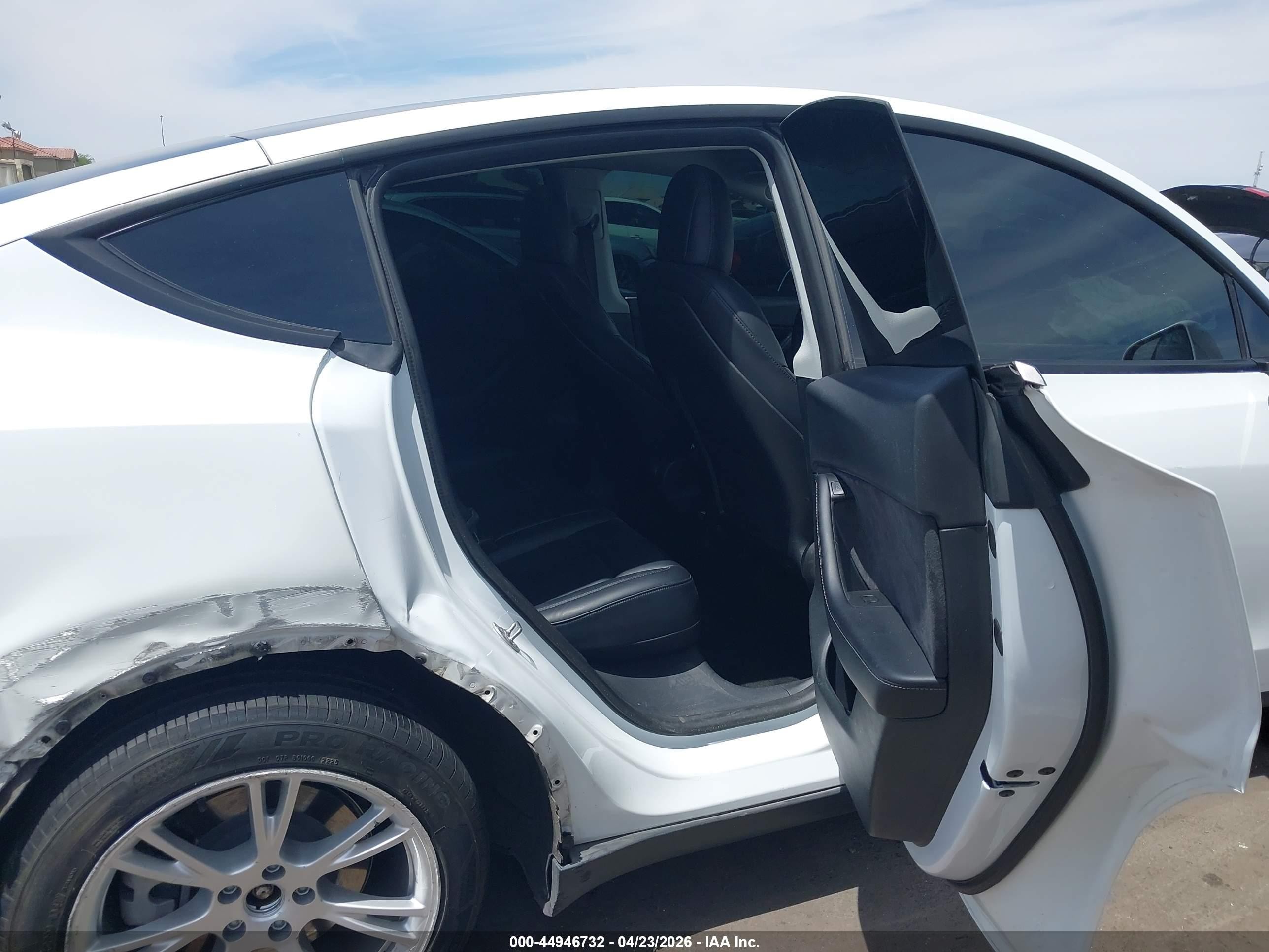 2022 Tesla Model Y Long Range Dual Motor All-wheel Drive White vin: 7SAYGDEE2NF317171