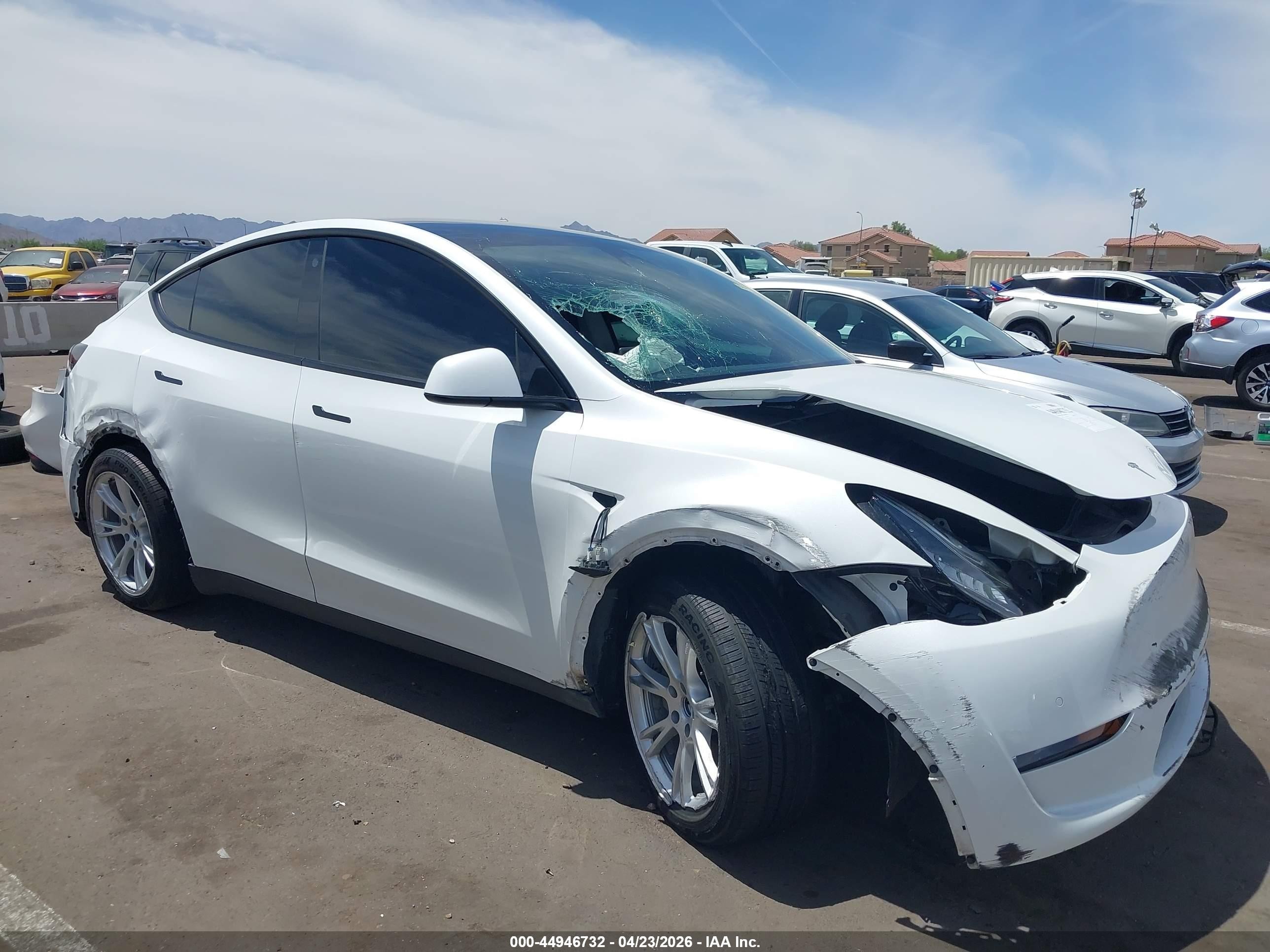 2022 Tesla Model Y Long Range Dual Motor All-wheel Drive White vin: 7SAYGDEE2NF317171