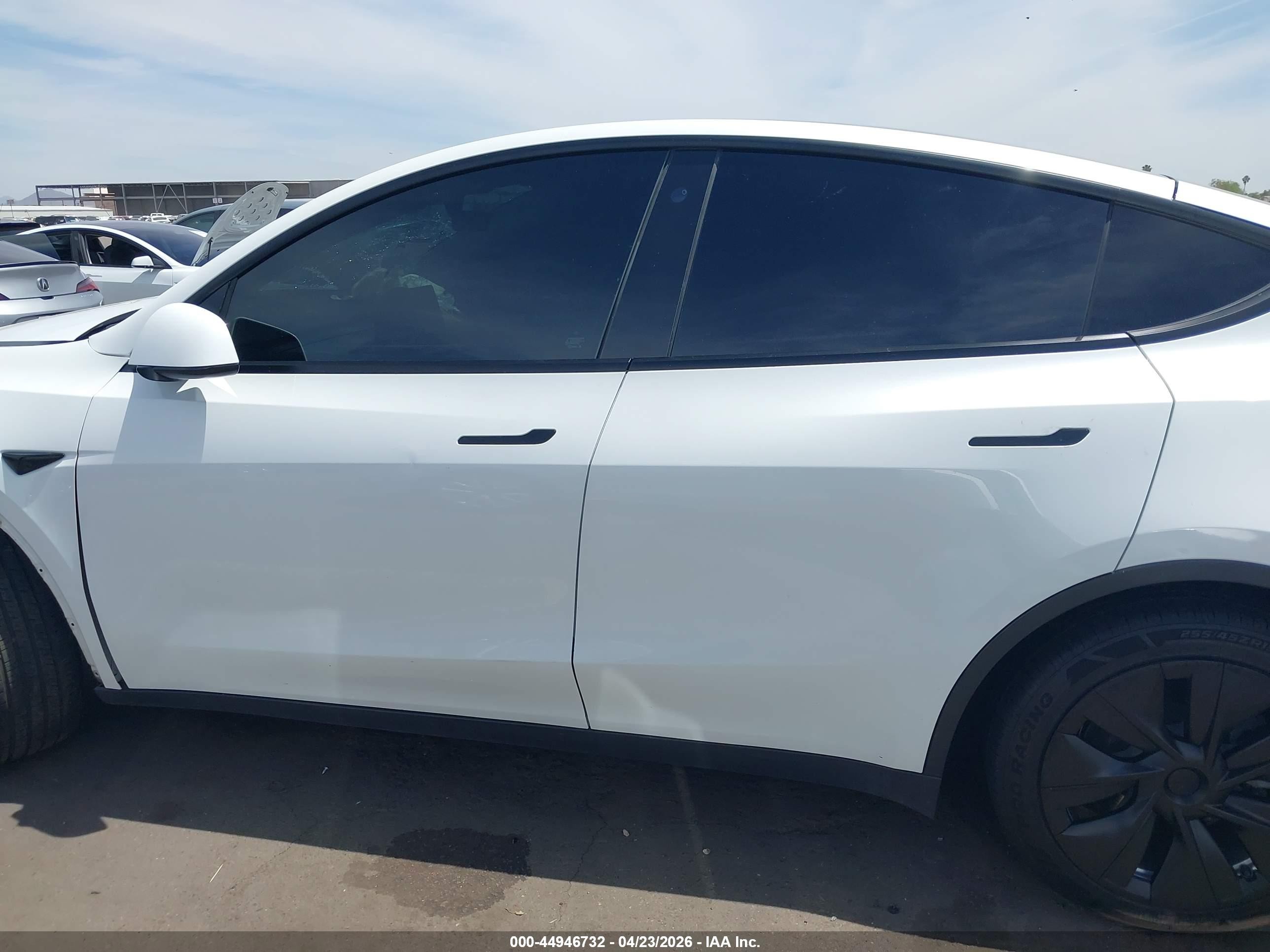 2022 Tesla Model Y Long Range Dual Motor All-wheel Drive White vin: 7SAYGDEE2NF317171