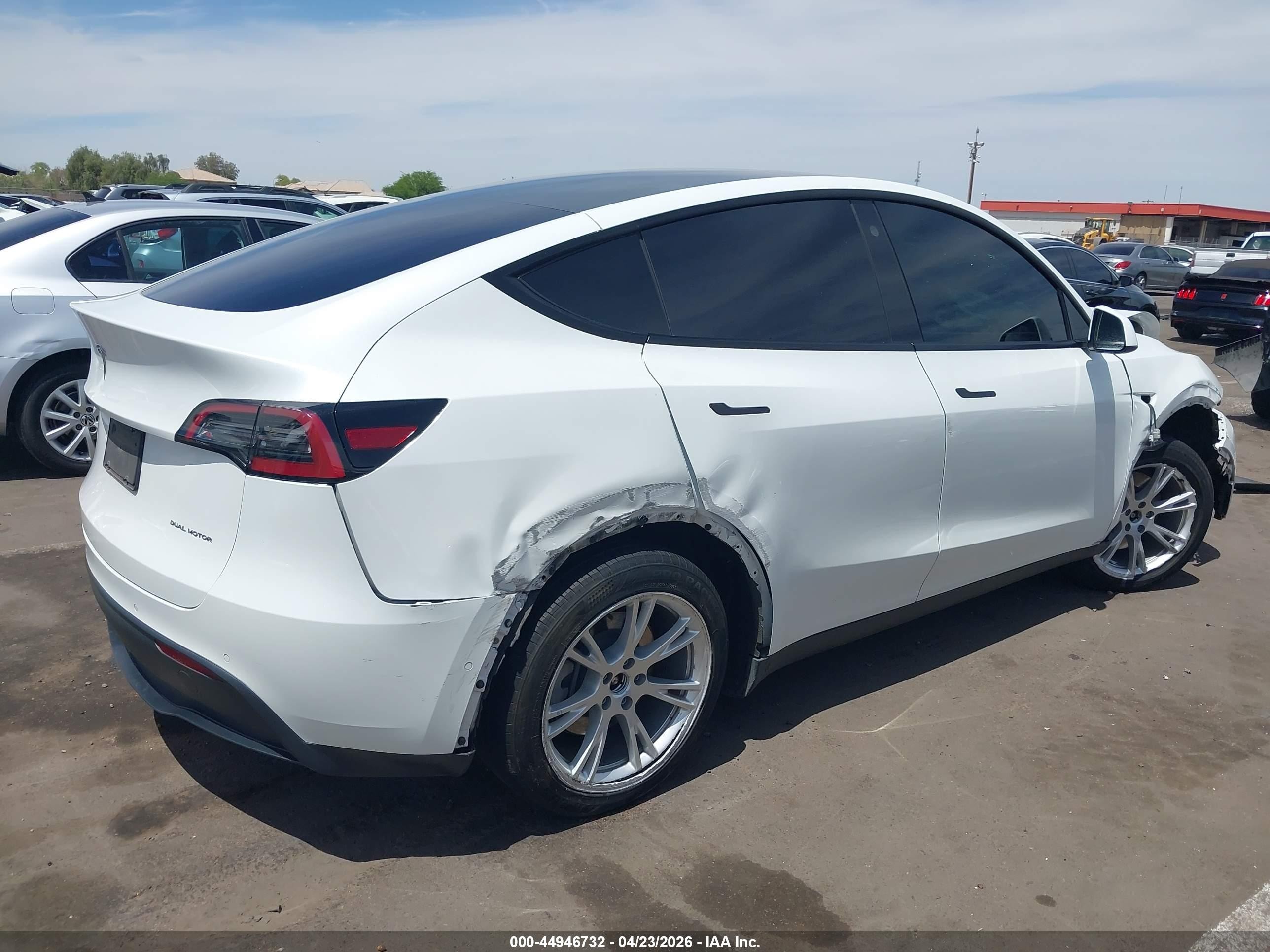 2022 Tesla Model Y Long Range Dual Motor All-wheel Drive White vin: 7SAYGDEE2NF317171