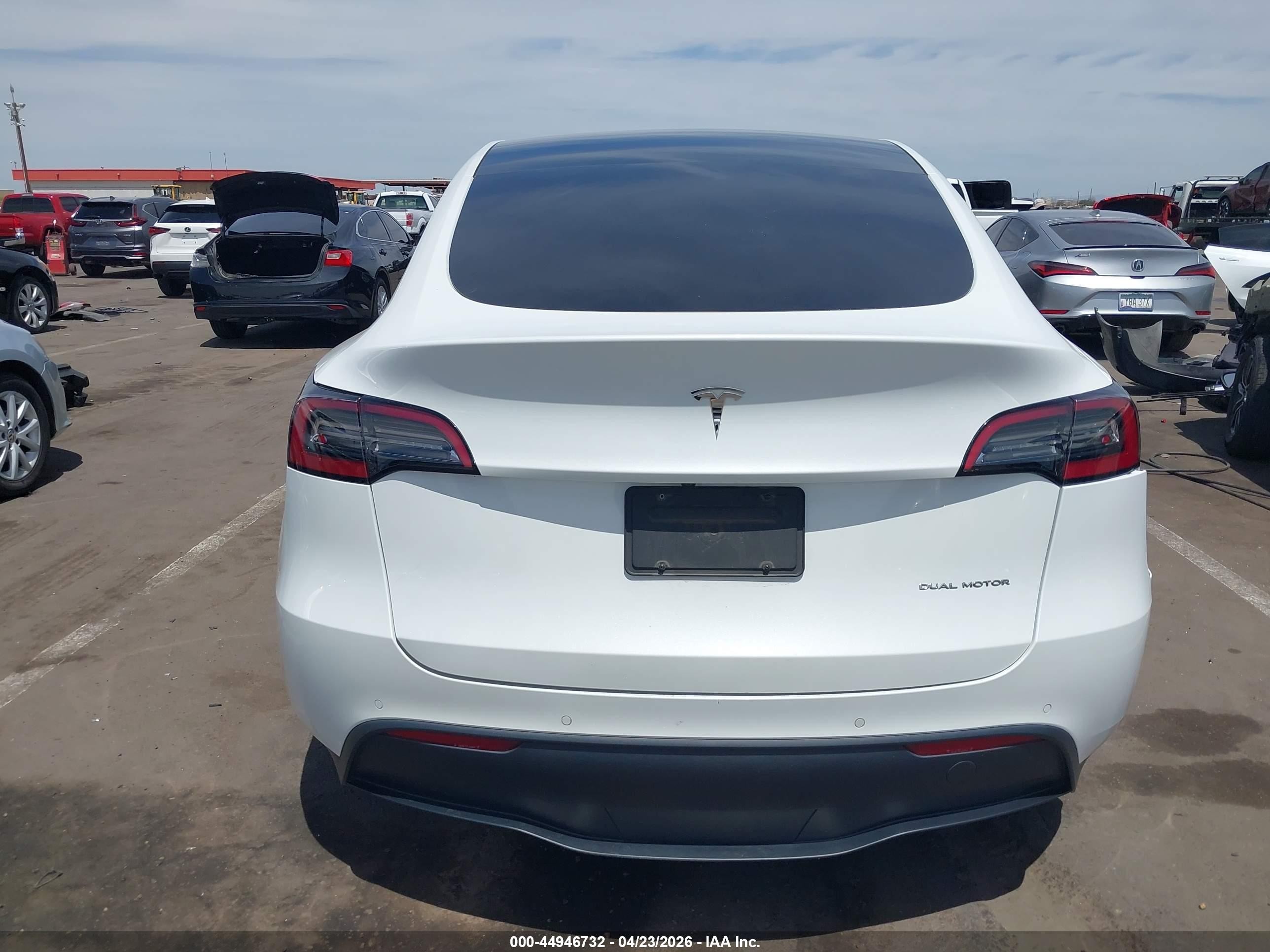 2022 Tesla Model Y Long Range Dual Motor All-wheel Drive White vin: 7SAYGDEE2NF317171