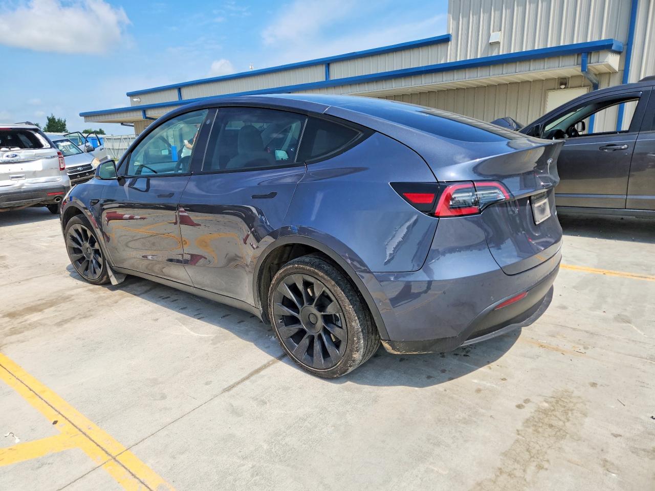 2022 Tesla Model Y Gray vin: 7SAYGDEE2NF368234