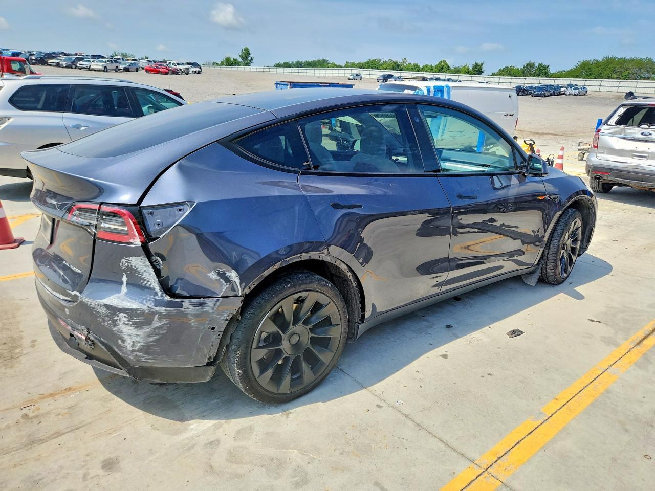 2022 Tesla Model Y Gray vin: 7SAYGDEE2NF368234