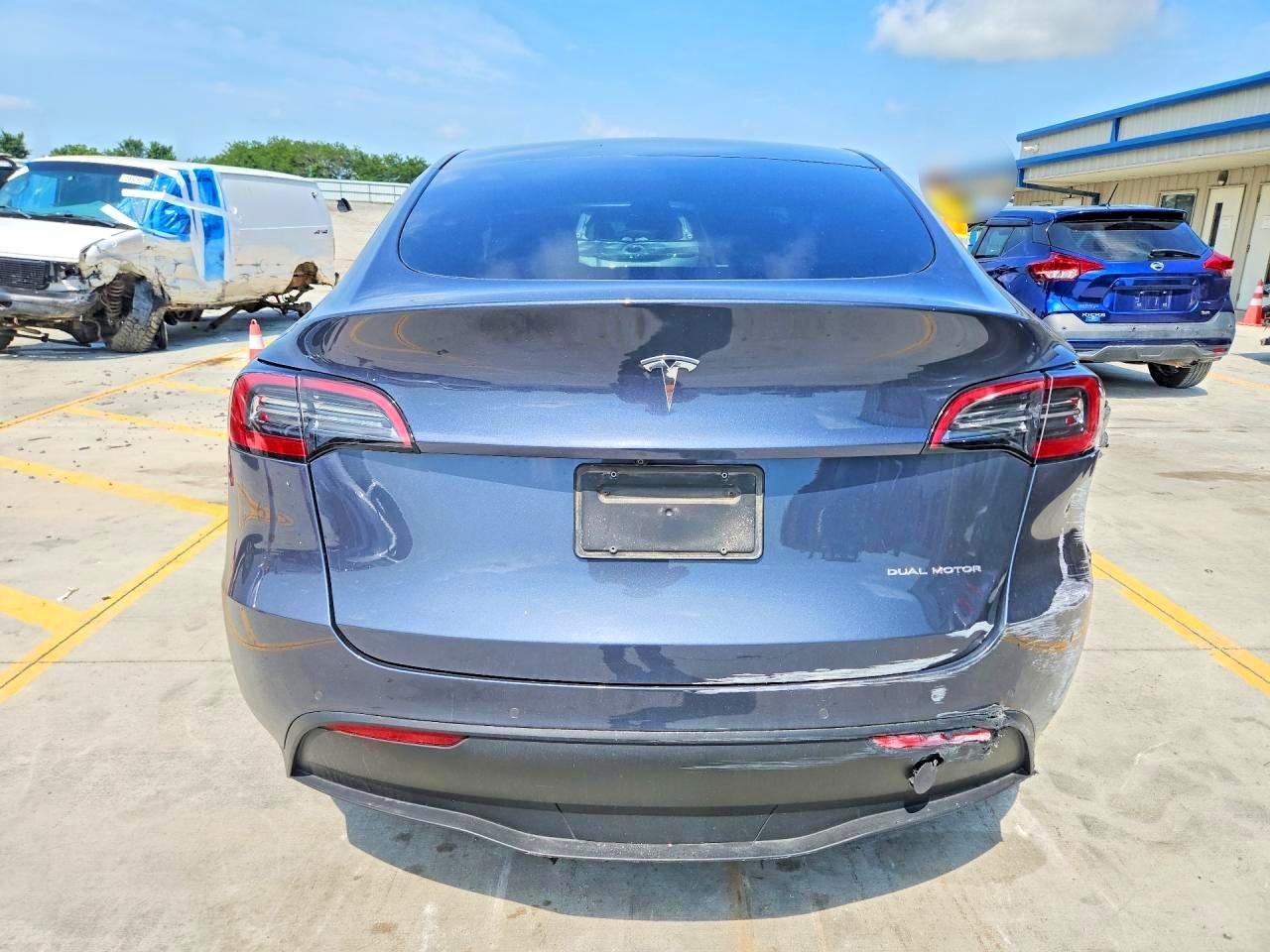 2022 Tesla Model Y Gray vin: 7SAYGDEE2NF368234