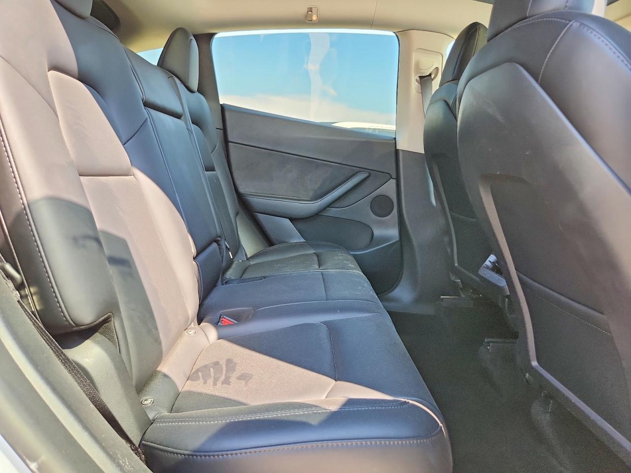 2022 Tesla Model Y White vin: 7SAYGDEE2NF463604