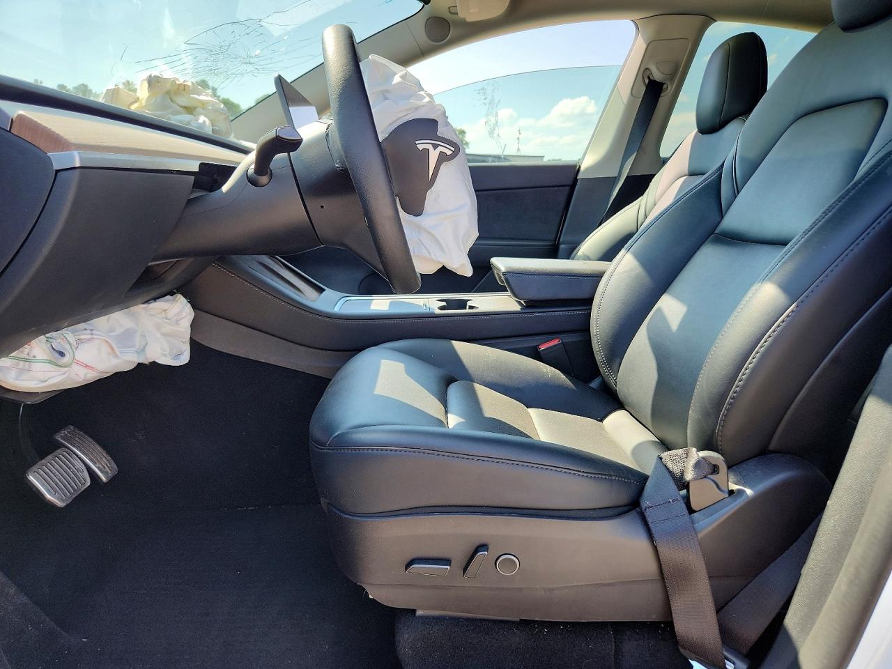 2022 Tesla Model Y White vin: 7SAYGDEE2NF463604