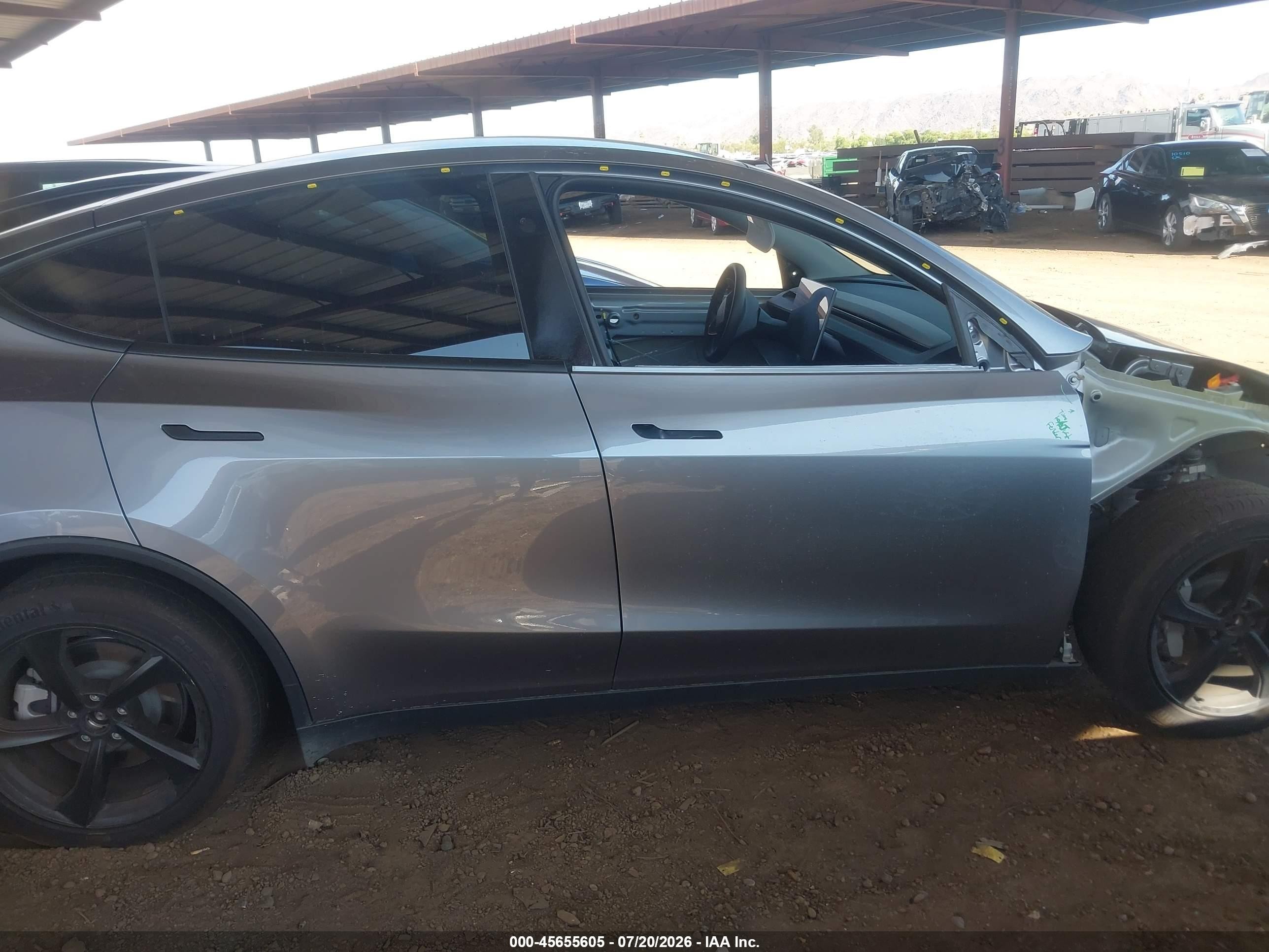2026 Tesla Model Y All-wheel Drive/long Range Launch Series/premium All-wheel Drive Silver vin: 7SAYGDEE2TF404856