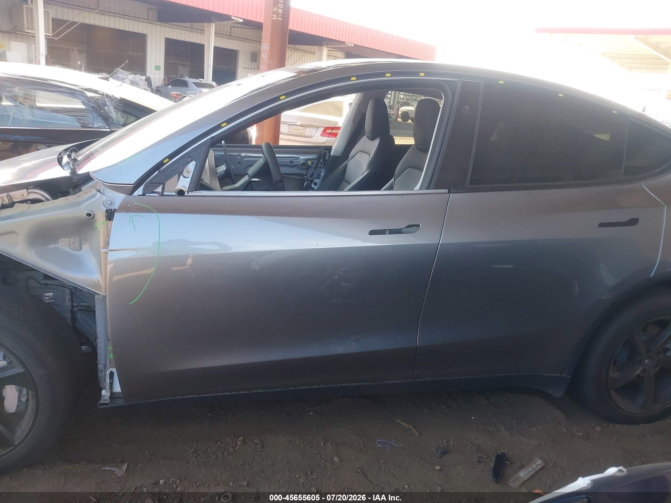 2026 Tesla Model Y All-wheel Drive/long Range Launch Series/premium All-wheel Drive Silver vin: 7SAYGDEE2TF404856