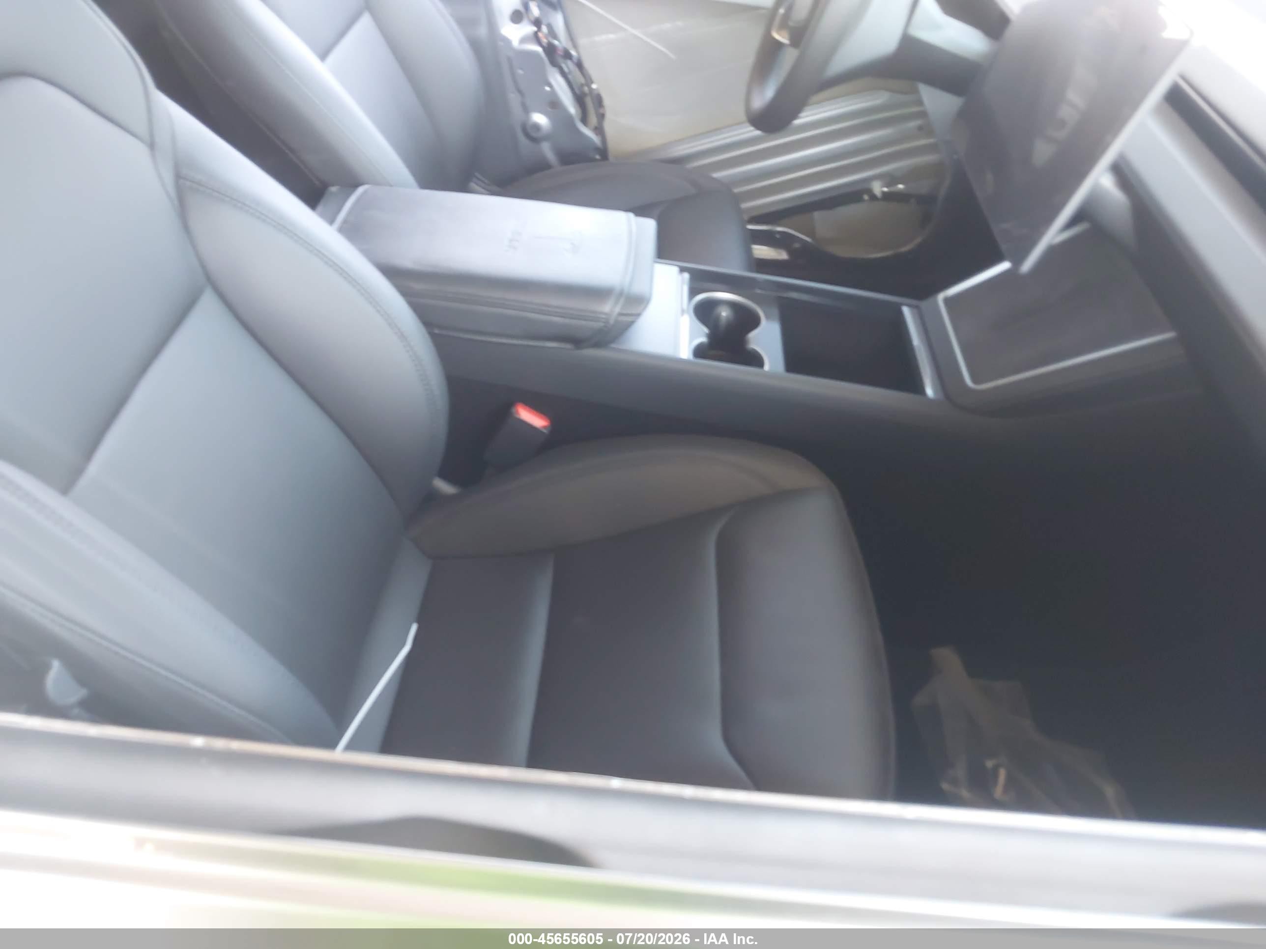 2026 Tesla Model Y All-wheel Drive/long Range Launch Series/premium All-wheel Drive Silver vin: 7SAYGDEE2TF404856