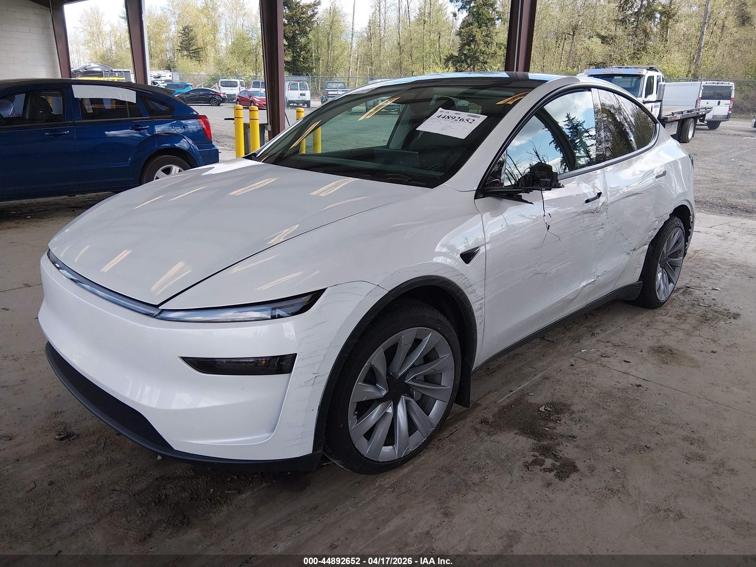 2026 Tesla Model Y All-wheel Drive/long Range Launch Series/premium All-wheel Drive Белый vin: 7SAYGDEE2TF562212