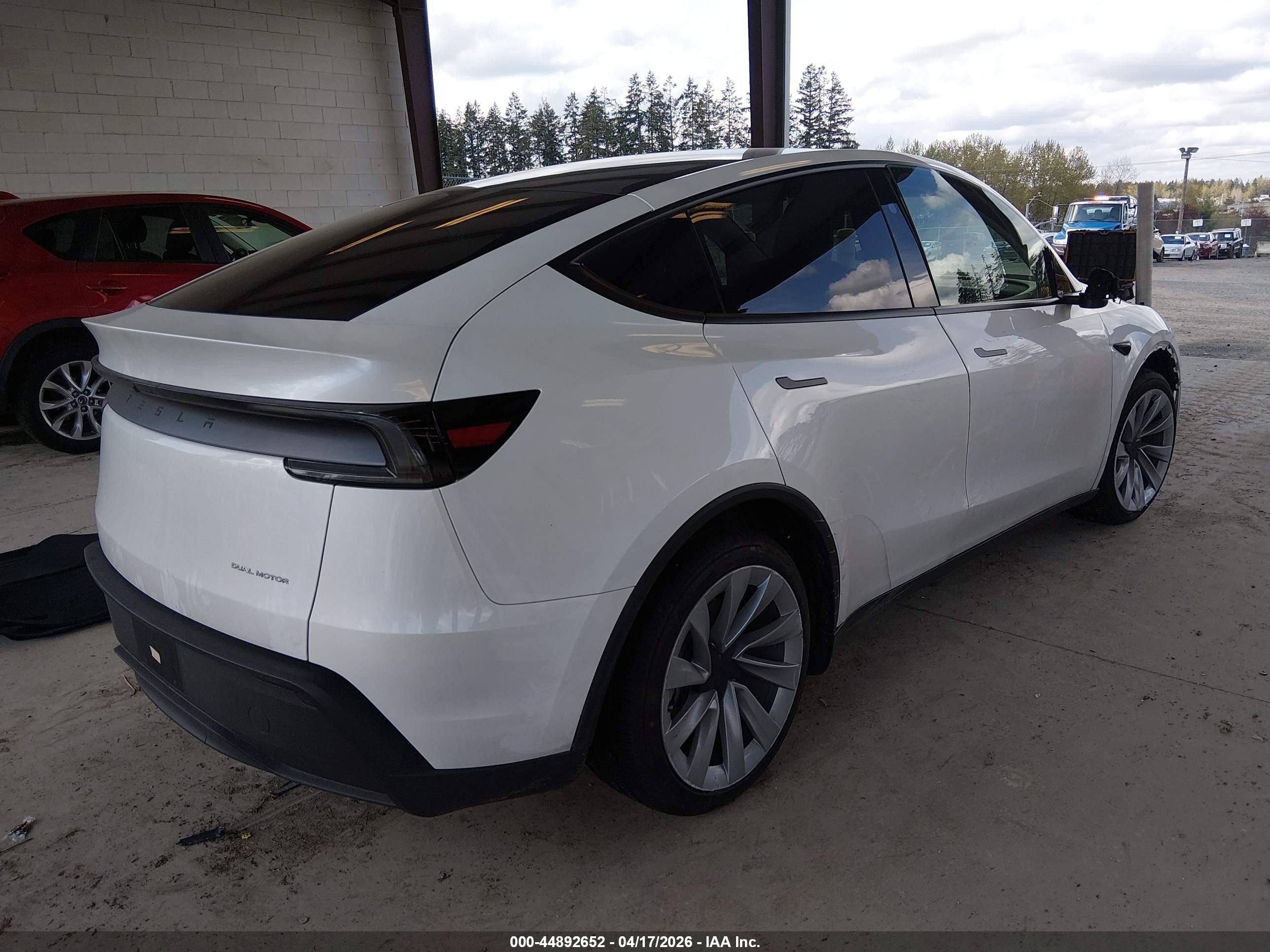 2026 Tesla Model Y All-wheel Drive/long Range Launch Series/premium All-wheel Drive Белый vin: 7SAYGDEE2TF562212