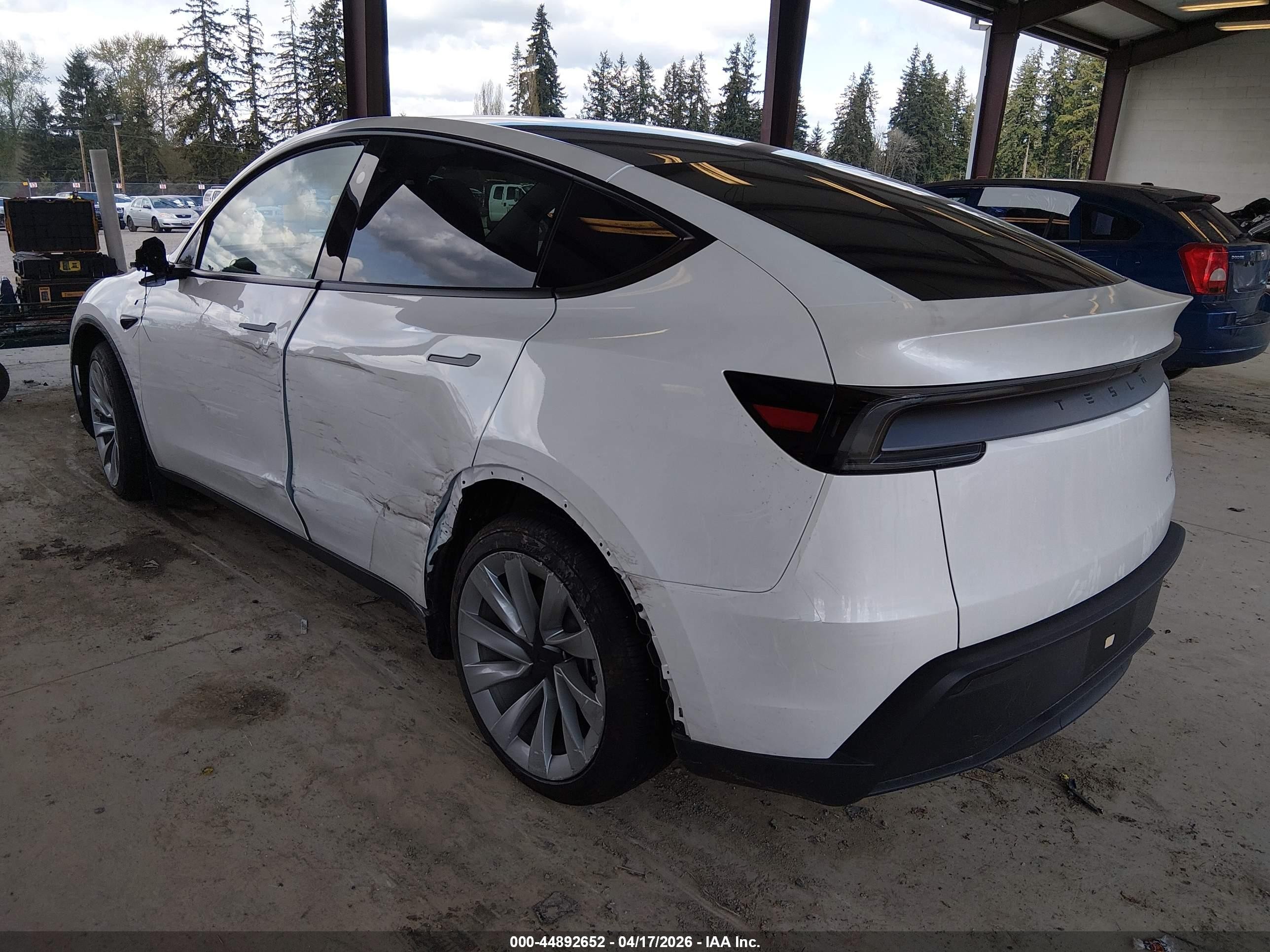 2026 Tesla Model Y All-wheel Drive/long Range Launch Series/premium All-wheel Drive Белый vin: 7SAYGDEE2TF562212