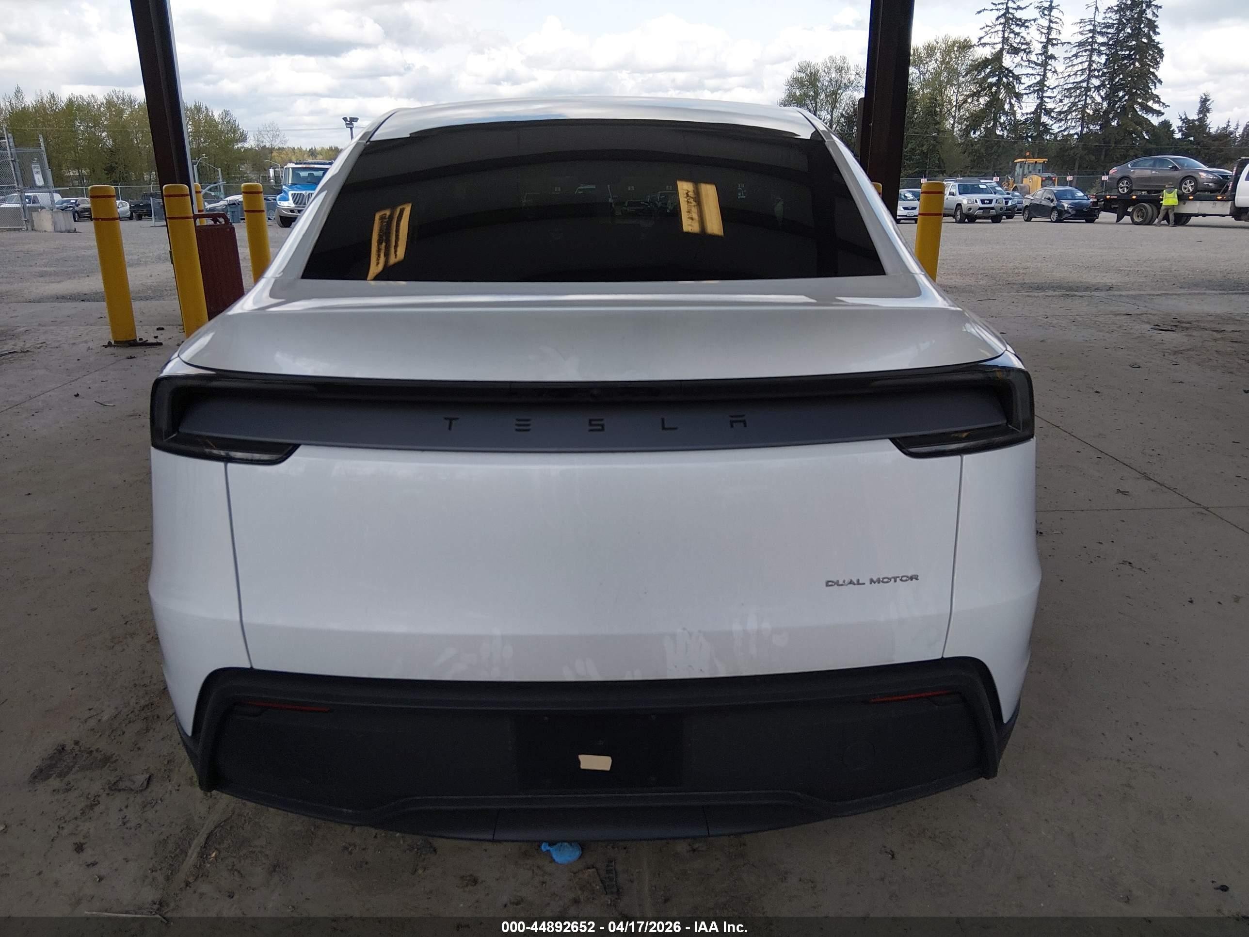 2026 Tesla Model Y All-wheel Drive/long Range Launch Series/premium All-wheel Drive Белый vin: 7SAYGDEE2TF562212